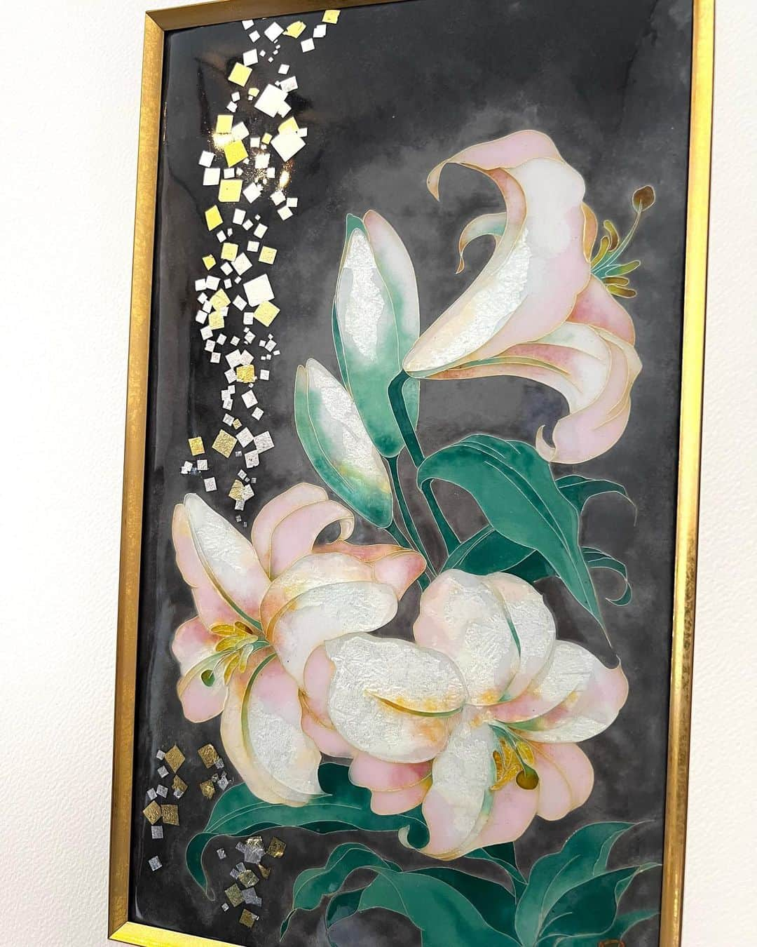 田村有紀さんのインスタグラム写真 - (田村有紀Instagram)「[New Art Works. 1] 'Lily design, cloisonne ArtWork'.  Tamura Cloisonne Art Works was installed in the government building of Ama City, Aichi Prefecture, where the town of ShippoCloisonneEnamel is located.   #AmaCity #AichiPrefecture  Tamura Cloisonne Artworks are displayed as artworks in the newly constructed government building.   The local company Kawamura Sangyojo ordered 9 large artworks as a donation!  We had a lot of fun making them. Thank you very much!   #artwork  #artgallery   【お知らせ 新庁舎作品】1 「ユリ文様 七宝額」  七宝町のある愛知県あま市の庁舎に 田村七宝工芸の作品を納めさせていただきました！   #あま市  #愛知県  庁舎が新しく建設され館内のアート作品に田村七宝工芸の作品が掲示されています。地元企業の河村産業所さまからの寄贈という形でオーダーくださり、大きな額を9作品！  とても楽しくお作りさせていただきました。誠にありがとうございました…！  年末に仕事をいただき 冬でとても寒くて その時は臨月でお腹まんまるで。  その後入院出産正月年越しからの 春が来て初夏。 バタバタの臨月出産産後でした。 （体調気をつけつつ休みながらやりましたよ〜！産後はひたすら休まないとだめ。）  しかしとても制作楽しかったなあ！ ありがとうございました！！」5月26日 8時56分 - tamurayuuki_