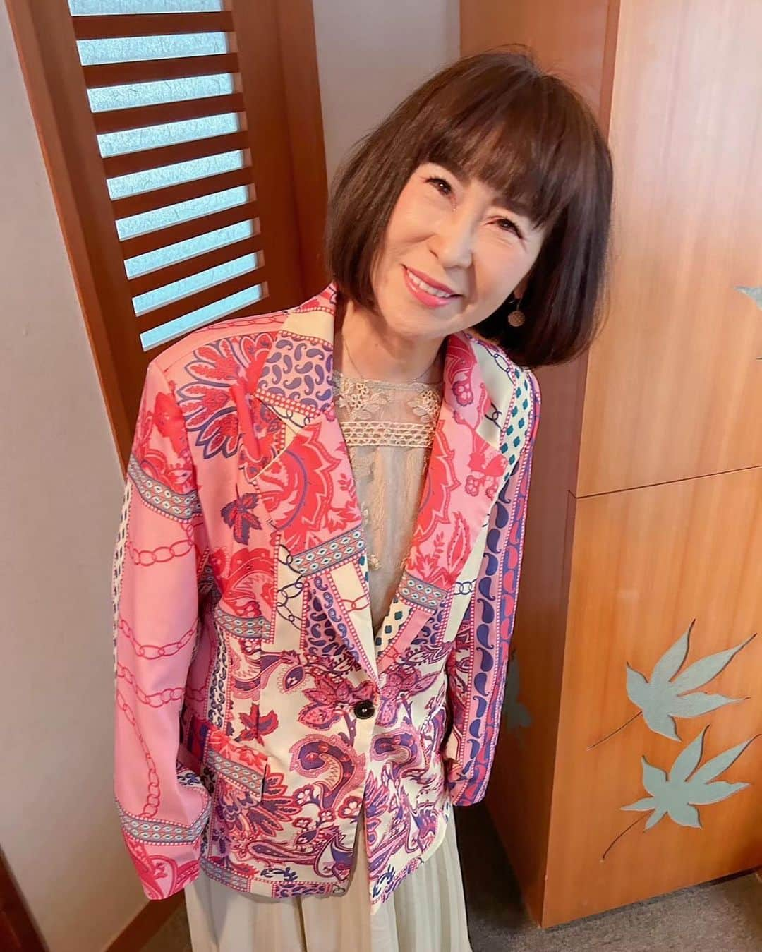 岩本初恵さんのインスタグラム写真 - (岩本初恵Instagram)「独り言 毎日を楽しめるように 頑張るのではなく  楽しい事が当たり前と 思うと毎日が 楽しくなります  私達は 人に助けられて  人によって笑顔を 頂けます  だから人に笑顔を 見せて  人を助けていく事を 忘れなければ  毎日が楽しく なるんです  頑張るのではなく 楽しんでいきたい #ファッションコーデ  #はっちゃん  #経営者  #学び #独り言 #笑顔 #ありがとう #voicy  #ありがとう宣言 #楽しんでます  #愛しとーと #コラーゲン」5月26日 9時03分 - hatsue_iwamoto