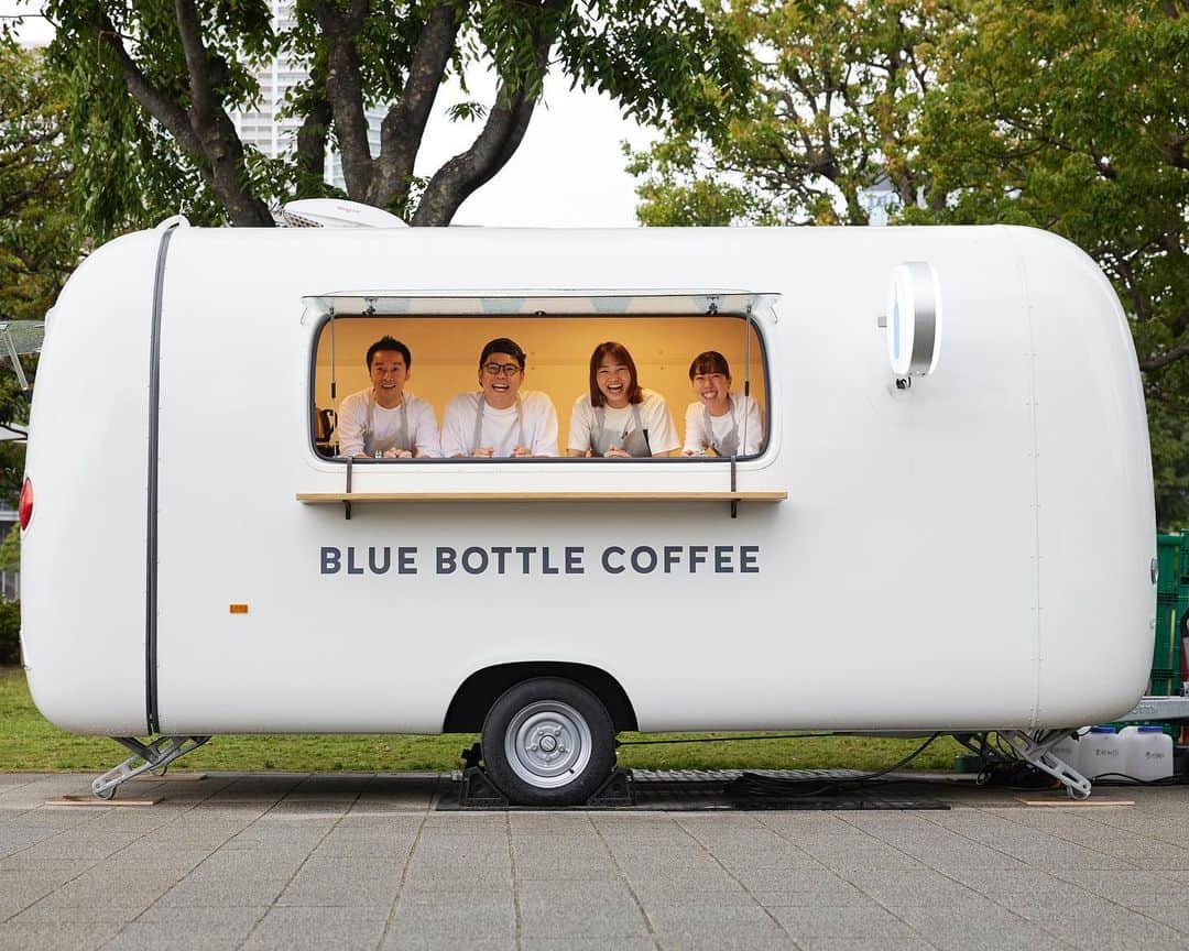 Blue Bottle Coffee Japanさんのインスタグラム写真 - (Blue Bottle Coffee JapanInstagram)「豊洲公園にて期間限定で登場した「ブルーボトル コーヒートラック」は 6/11(日) までの営業です！⁠ ⁠ こちらのコーヒートラックでは、ここでしかお召し上がりいただけないコーヒートラック限定ドリンク「ハニー シーソルト ラテ」や「アウトドア ブレンド」を使用したエスプレッソドリンクをご提供しています。⁠ ⁠ ⁠ また一枚ずつ焼き上げる「リエージュ ワッフル」など、コーヒーブレイクにぴったりなメニューをご用意し残りの営業期間もみなさまをお待ちしています。⁠ ⁠ お近くにお越しの際は、ぜひお立ち寄りください！⁠ ⁠ ⁠ 【ブルーボトル コーヒートラック】⁠ 住所：東京都江東区豊洲２丁目３−６ 豊洲公園内⁠ 営業時間：10:00–18:00⁠ 開催期間：2023年5月12日(金)〜 2023年6月11日(日)⁠ ⁠ ＊悪天候の際など、営業日や時間が変更となる場合がございます。⁠ ＊コーヒートラックの最新情報は、ブルーボトルコーヒー 公式ツイッター (@ bluebottlejapan) にてお知らせしていきます。⁠ ⁠ ⁠ ⁠ #豊洲公園  #ブルーボトルコーヒートラック⁠ #ブルーボトルコーヒー⁠ #BlueBottleCoffeeTruck⁠ #BlueBottleCoffee⁠ ⁠ ⁠ Photo by 松川ゆい（鈴木心写真館）⁠ ⁠@ssps2011」5月26日 8時58分 - bluebottlejapan