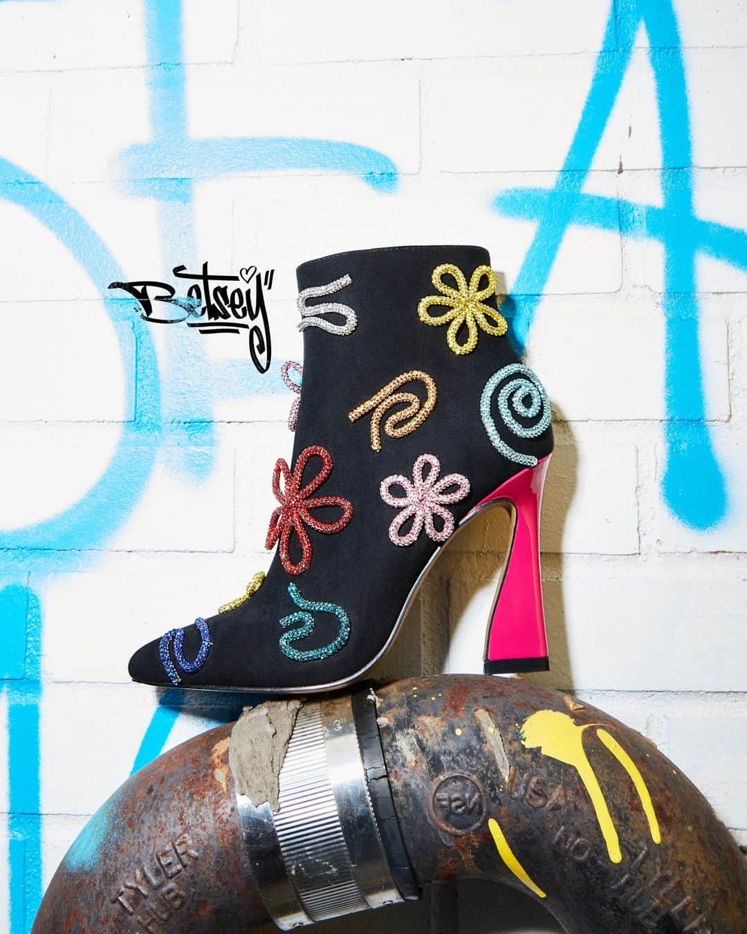 ベッツィジョンソンのインスタグラム：「NOW ARRIVING: THE SYLVIA BOOT ✨ Add a bit of whimsy to any sidewalk.」