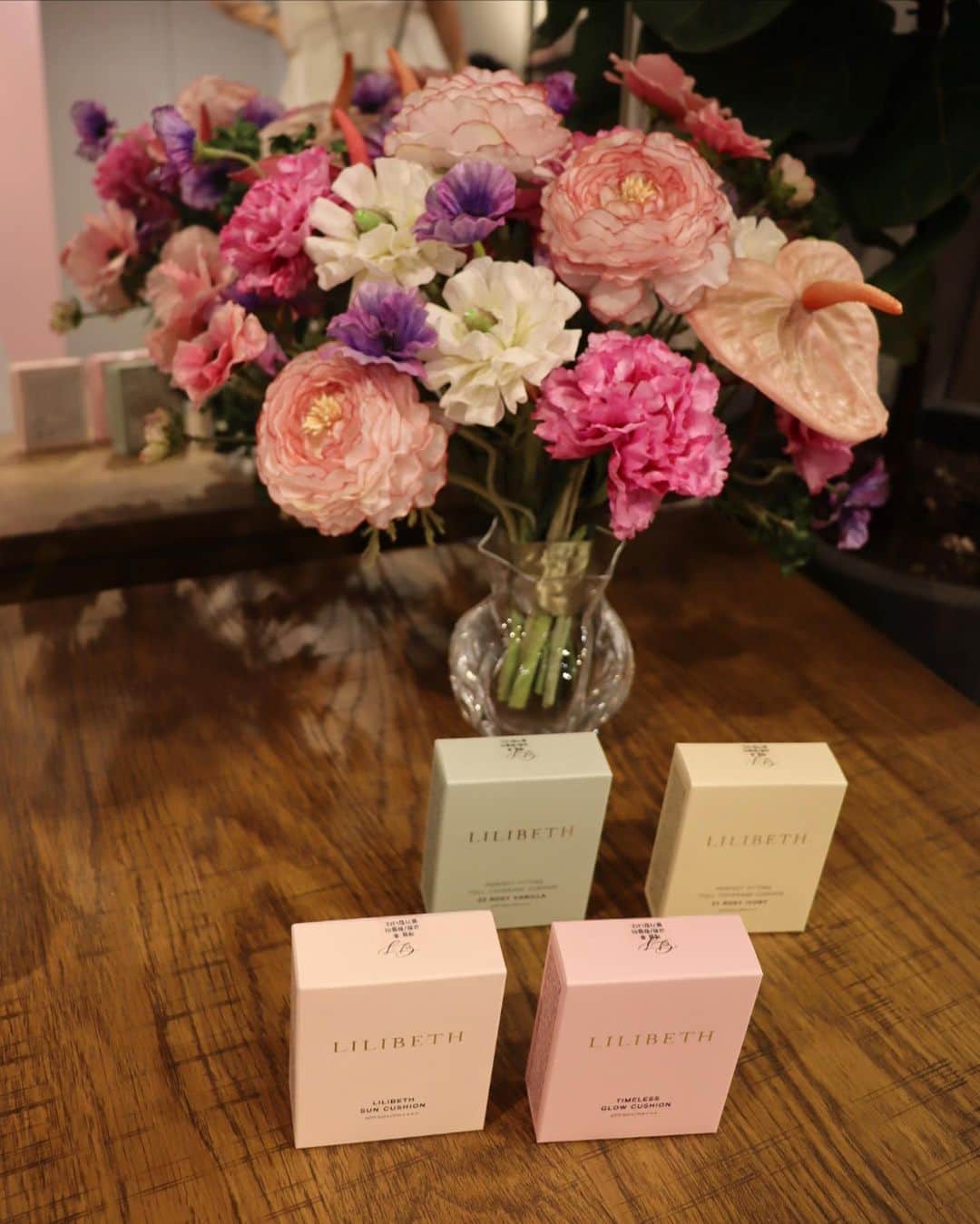 平木愛美さんのインスタグラム写真 - (平木愛美Instagram)「flower decoration order made bouquet... @artificialflower_macherieb   at @yeppeuda_jp  pop up store! in tokyo  先日 yeppeuda POP UPイベント装花を#machériebeaute で製作させて頂きました。💗🪞  thank you so much...!!  会場には可愛い、そしてお肌が艶々になれる韓国コスメやスキンケアなどが盛りだくさんで。 期間中にお買い物へも訪れたのですがとっても楽しかったです。💕  私はリアルに、日焼け止めと。艶々になるクリーム、そしてアイライナーをgetして愛用しているのでまた載せるね🧡🕊️」5月26日 9時20分 - manamihiraki
