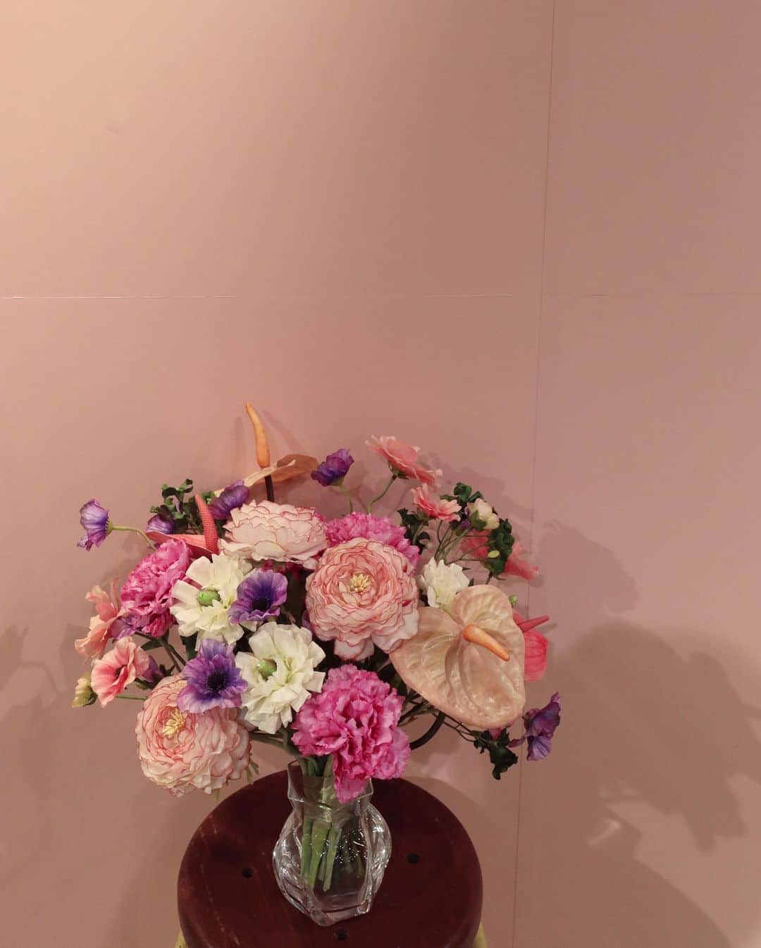 平木愛美のインスタグラム：「flower decoration order made bouquet... @artificialflower_macherieb   at @yeppeuda_jp  pop up store! in tokyo  先日 yeppeuda POP UPイベント装花を#machériebeaute で製作させて頂きました。💗🪞  thank you so much...!!  会場には可愛い、そしてお肌が艶々になれる韓国コスメやスキンケアなどが盛りだくさんで。 期間中にお買い物へも訪れたのですがとっても楽しかったです。💕  私はリアルに、日焼け止めと。艶々になるクリーム、そしてアイライナーをgetして愛用しているのでまた載せるね🧡🕊️」