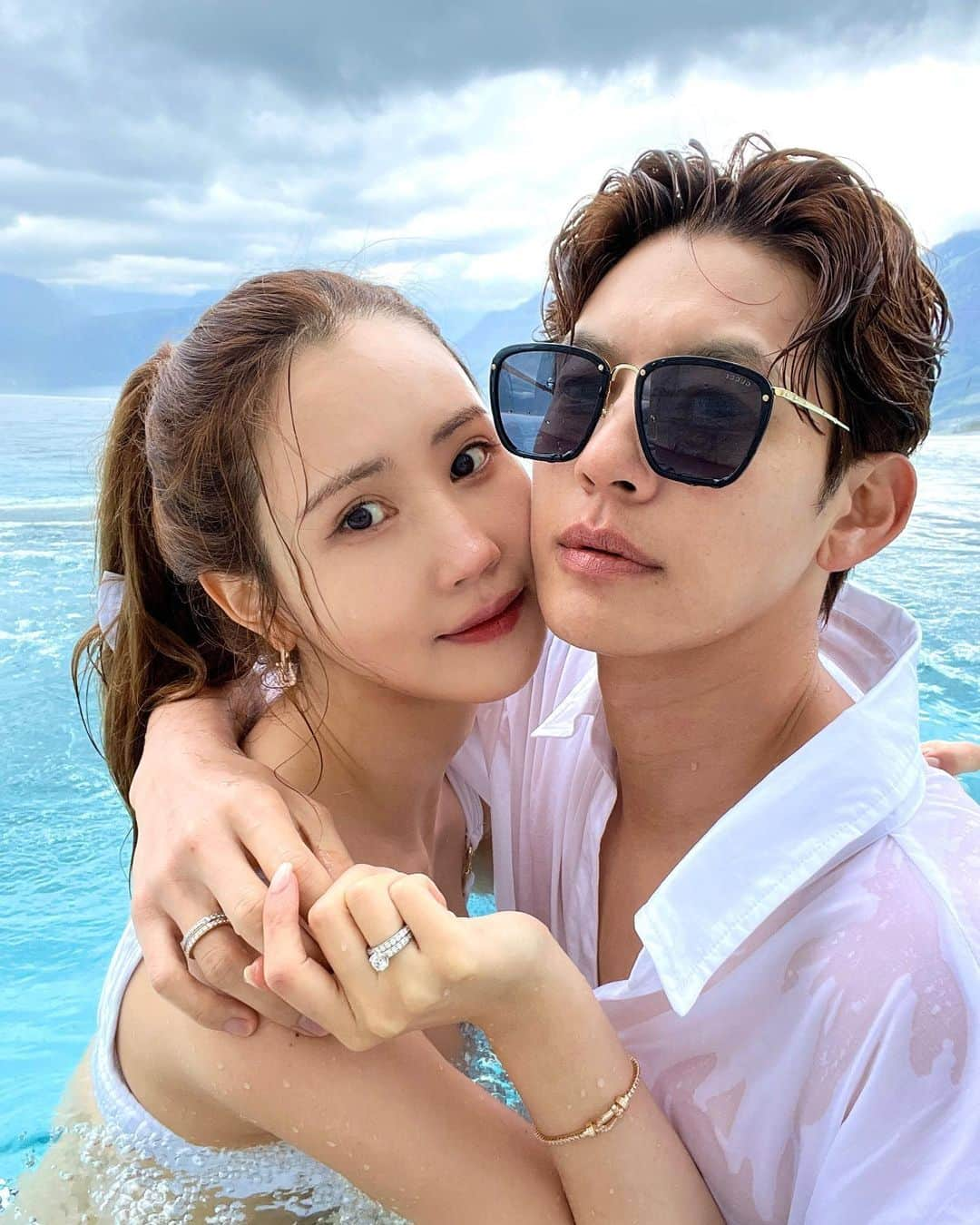 イ・ダヘさんのインスタグラム写真 - (イ・ダヘInstagram)「Our honeymoon is like a blue lagoon and our wedding ring is shining like Hea7en 💍 #AD #FREDparis #프레드웨딩링」5月26日 9時19分 - leedahey4eva