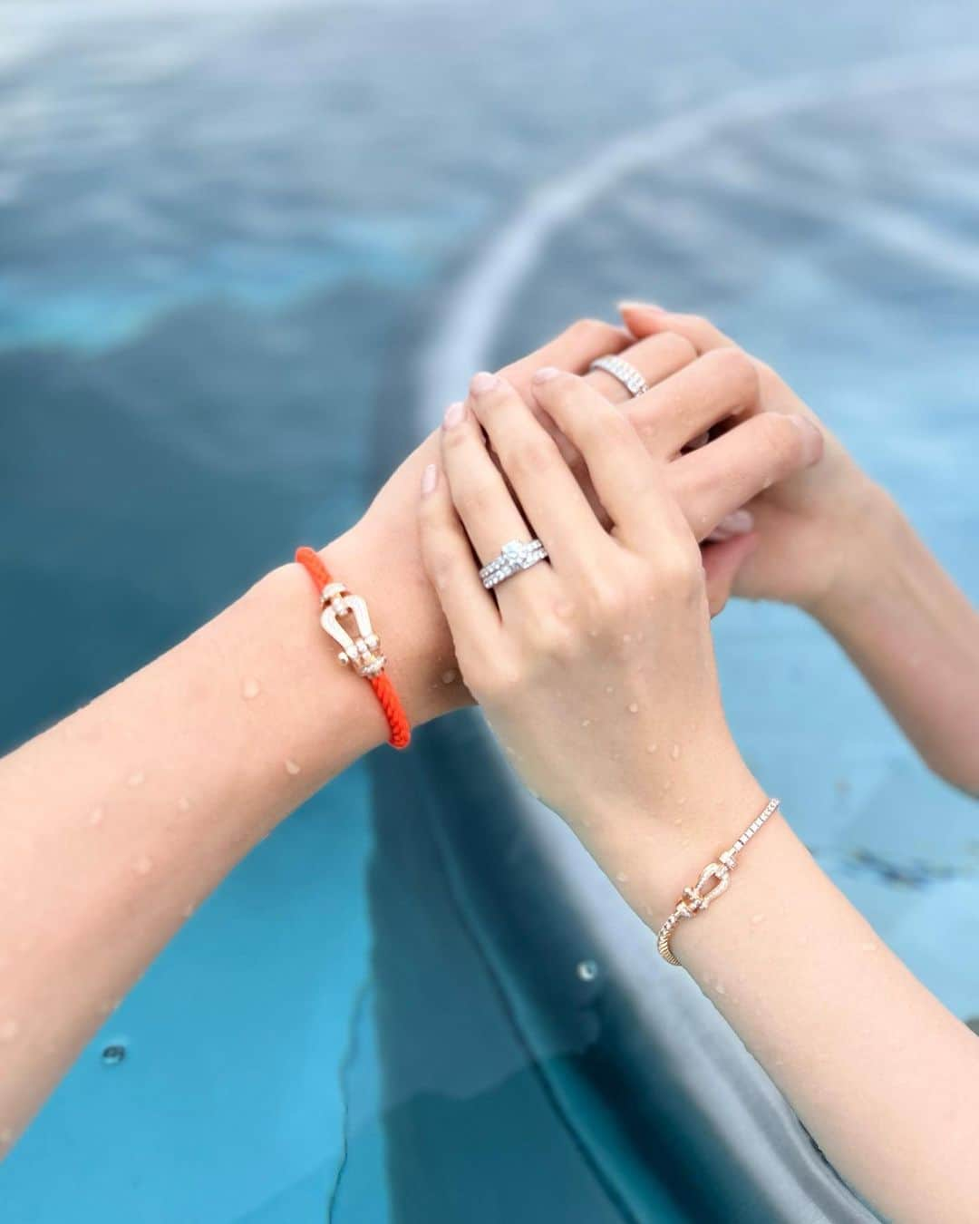 イ・ダヘさんのインスタグラム写真 - (イ・ダヘInstagram)「Our honeymoon is like a blue lagoon and our wedding ring is shining like Hea7en 💍 #AD #FREDparis #프레드웨딩링」5月26日 9時19分 - leedahey4eva