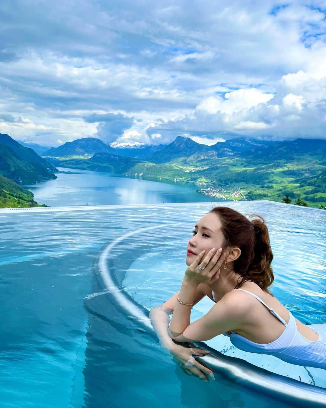イ・ダヘのインスタグラム：「Our honeymoon is like a blue lagoon and our wedding ring is shining like Hea7en 💍 #AD #FREDparis #프레드웨딩링」