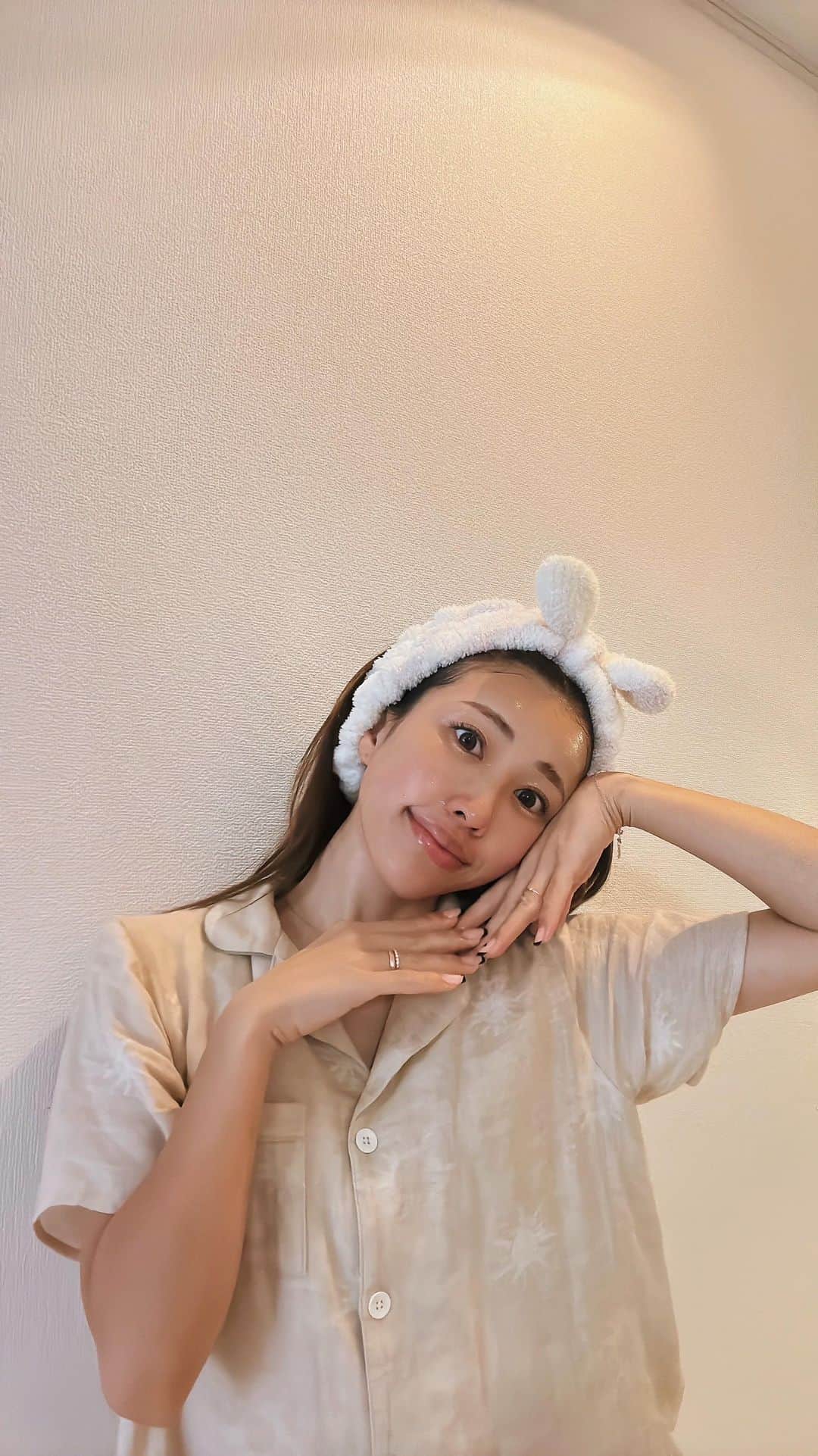 のインスタグラム：「" ダーマレーザー " シリーズ  @q1st.jp シリーズ最高峰の 毛穴ケア美容液 ウルセラC 🧏🏼‍♀ シリーズ最高濃度の4種のビタミンCと ナイアシンアミドが25%も配合🍋 美容液だけでもあらゆる毛穴悩みを 集中的にケアしてくれる1本✨ @cosmeのレビューも良くて 成分にこだわっているのに 毎日惜しみなく使えるプチプラ価格 2,200円( 税込 )とコスパも◎  ジェルクリームはCICA入りの 濃厚テクスチャーでたっぷり保湿できて すっかり気に行ってしまった、、、🥹🫶🏼💚  今までは販売店舗が限定のアイテムだったのが 今年の4月から全国の薬局で 買えるようになったみたい🛒💛  #クオリティファースト #ダーマレーザー #ウルセラC #美容液 #ビタミンC #スキンケア」