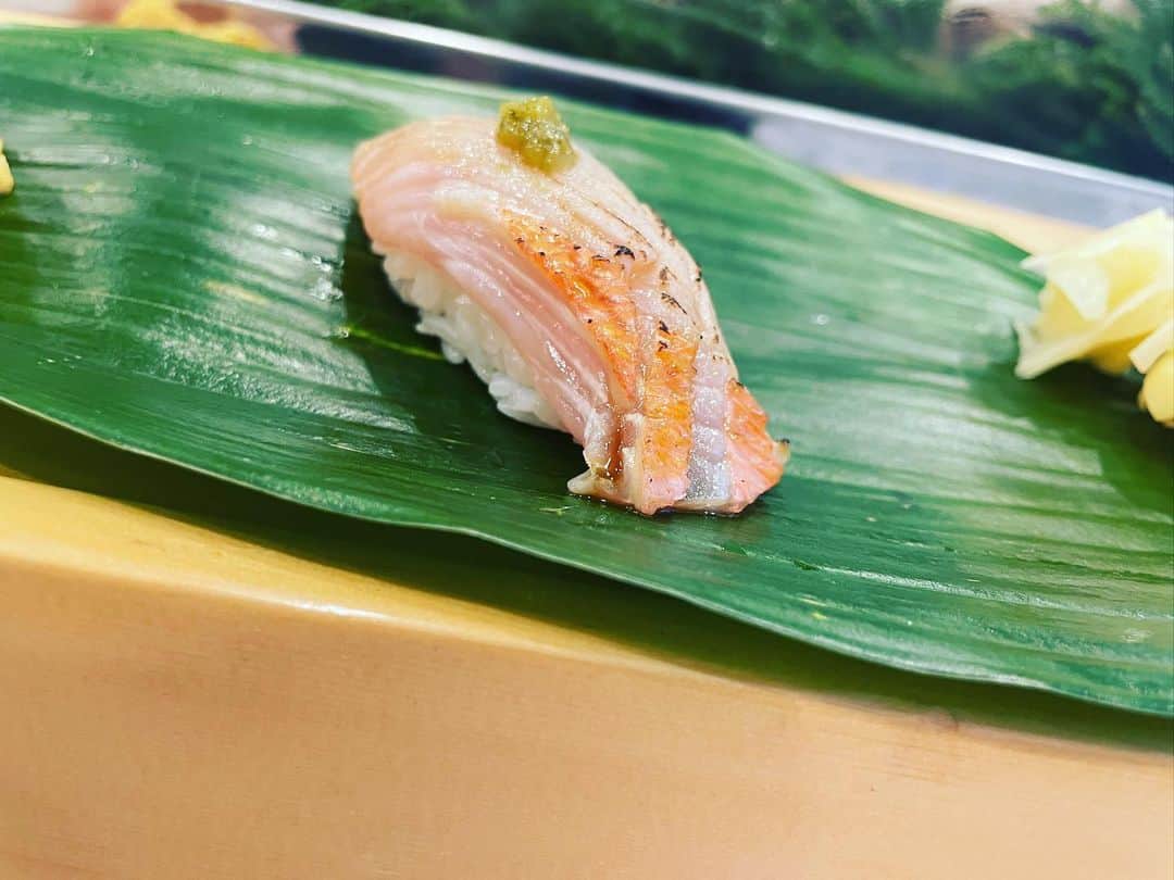 宮田麺児のインスタグラム：「とうとうこれた！！ 将棋ファン必食の　お寿司やさん 寿司処やまざき  高浜女流が嫁いだお寿司やさんです  #寿司 #プロ棋士 #高浜愛子 #寿司処やまざき」