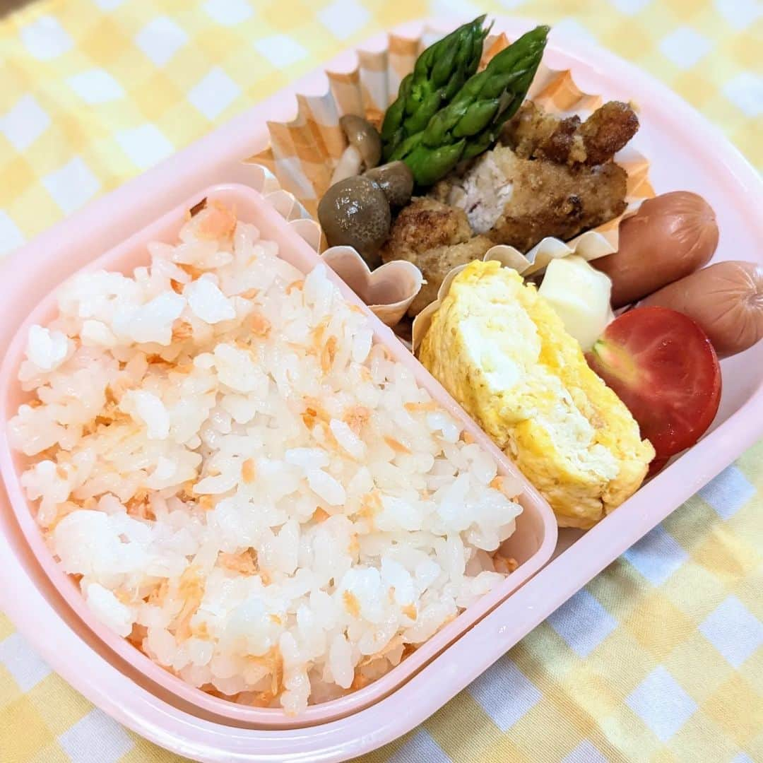 小野恵美のインスタグラム：「お弁当🩷 おにぎりじゃなく詰めたのが良いとのリクエスト☺️今のところ毎日完食👍嬉しい✨ たくさん食べてね。  冷食の力も少し借りて…🤣 今週もお疲れさまでした✨  #お弁当 #お弁当おかず #おべんとう #お弁当作り楽しもう部 #幼稚園ママ #3歳 #お弁当 #ランチボックス #手作り弁当」