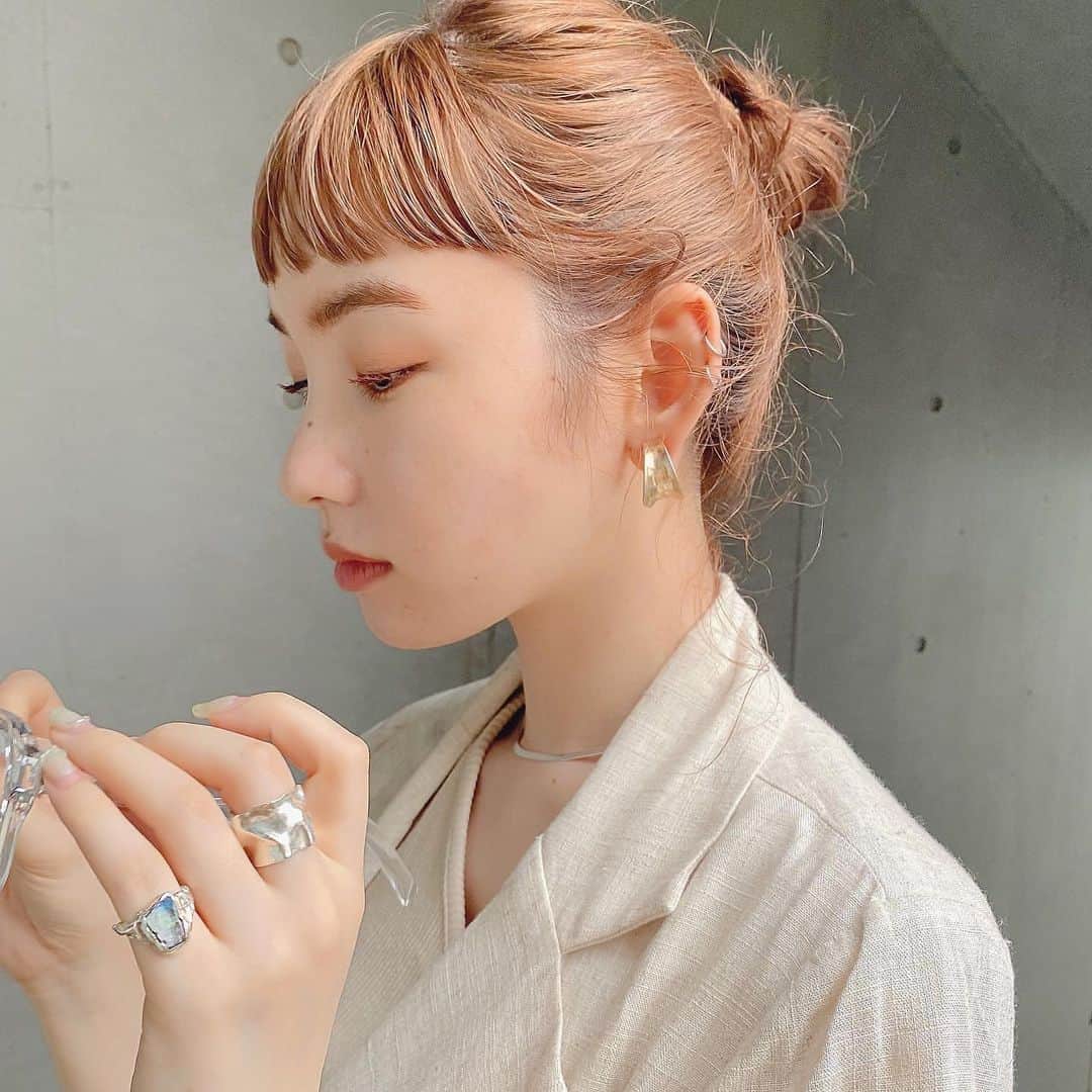 Momoのインスタグラム：「. オレンジベージュ♡♡ . 夏におすすめ♡ ブリーチ必須です⚠︎ . .  . ✔️画像を保存してカウンセリングの 時にみせてください♡♡ .  イメージを変えたいけど短くするのも ブリーチをするのも勇気がいる🥺 . そんな方にも幅広くその方にあった提案 をさせて頂き一緒におしゃれを楽しみましょう♡ . ブリーチカラーは【ケアブリーチ】を 推奨しております♡ . ケアブリーチは従来よりも髪の毛への ダメージが94%cutされます！ . ブリーチなしのダブルカラーも 提案させて頂きますのでぜひご相談ください♡ . 12／3から 新店舗　GARD/ëN (ガーデン／エン) がopen♡♡ . 場所は表参道♡♡ 新しいこだわりのつまったお店で ぜひお会いできるのを楽しみに お待ちしております♡♡ . . ご予約はTOPからご予約サイト に飛べます✈︎♡(料金もそちらを参考に) . ご新規様も喜んでお待ちしております♡ . お電話.DMからも受け付けております♡ (DMは返信が遅くなる可能性が ございますのでそちらご了承下さい🙇‍♀️)  . .  〒150-0001 東京都渋谷区神宮前5-39-2 2F . TEL☎︎ 03-6712-5995 . 表参道駅から徒歩5分🚶🏼‍♀️(A1出口) ( 銀座線/千代田線/半蔵門線 ) . . 月 定休日 火・水　11:00〜20:00 木・金　12:00〜20:30 土　10:00〜19:00 日　10:00〜19:00 祝　10:00〜19:00 . . ぜひ、ご予約お待ちしてます♡♡ . codeアカウントはこちら   @__cd.momo____________ ♡ . ぜひフォローしてください♡ .」