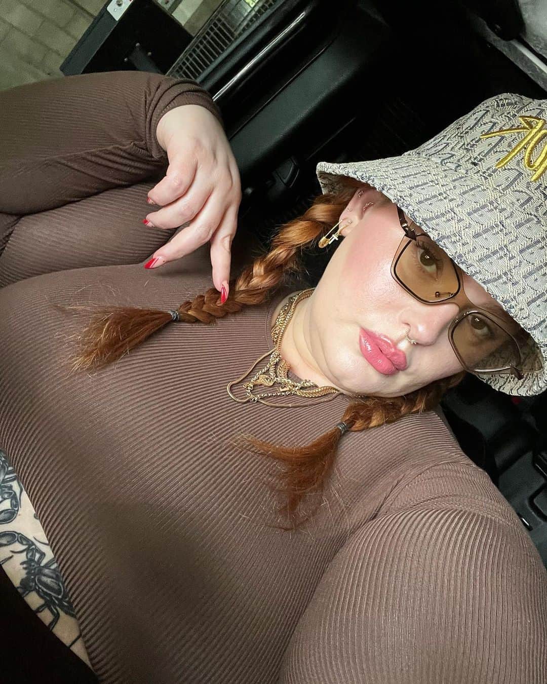 テス・ホリデーのインスタグラム：「In my underestimate & find out era… so here’s some selfies of my week so far & what I’m about to drop on y’all 😛😒🤎 #selfiesonselfies」