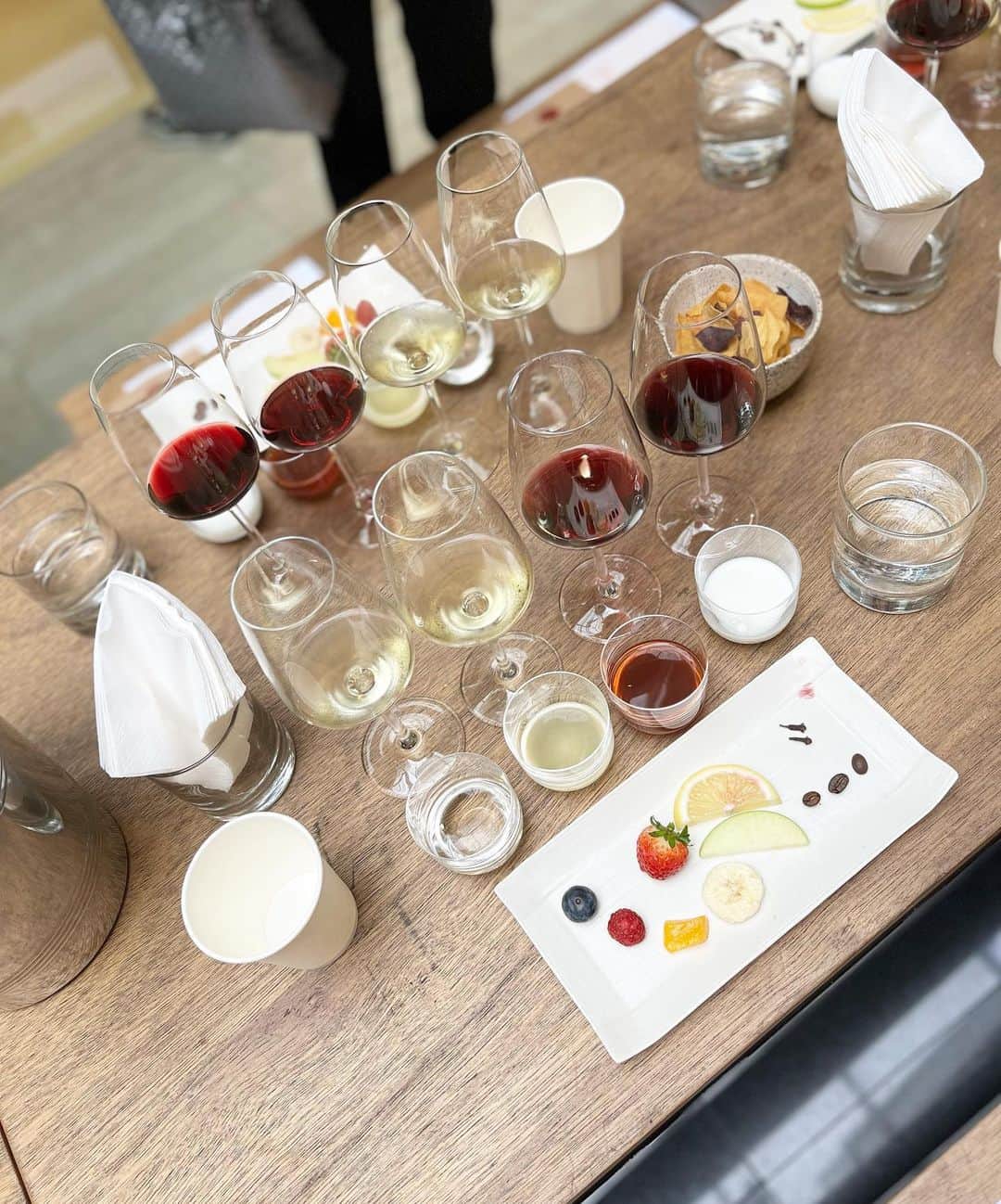 益田麻衣のインスタグラム：「@hommy0905 に誘ってもらって、ワインのワークショップへ🍷  美味しいお酒と、素敵な方々に出会えた、実りある時間でした♡  @papilionsmarketplace   #ワイン #お酒好き #ワークショップ #ジャカルタ #ジャカルタイベント #ジャカルタ在住 #フリーモデル」