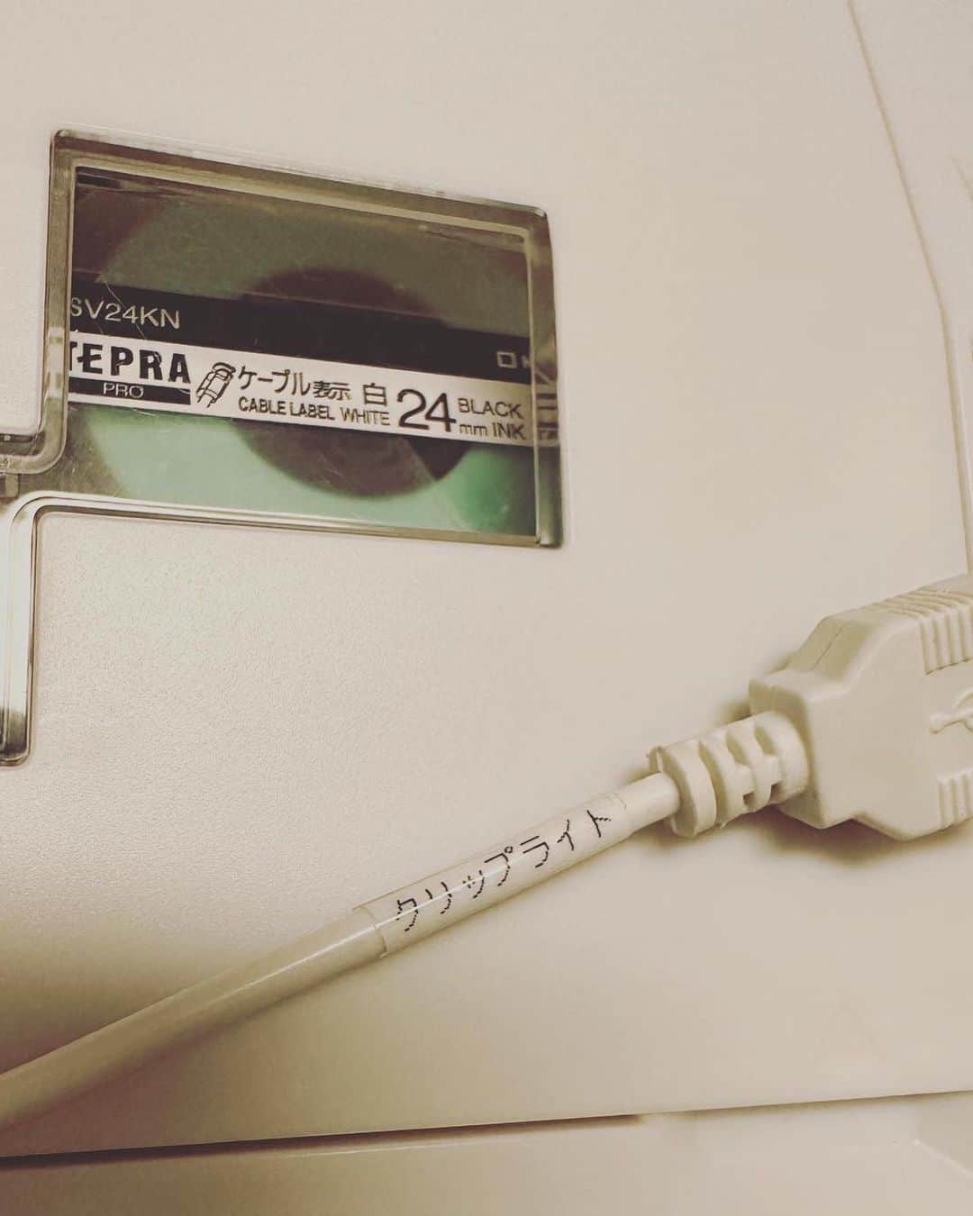 西口理恵子さんのインスタグラム写真 - (西口理恵子Instagram)「#テプラ  の24㎜幅まで可能な機種だと、 ケープル表示のシールを使えます😍 . . ケーブルが何の付属品かすぐ分かるように、 家電を買ったらこのように名前をつけておきます☺️ . . 私が一番使うテープは〈　透明　9ミリ幅　黒文字　〉 なので、このテープの字のサイズもラベリング☺️ . . @kingjim_official  @tepra_daisuki」5月26日 9時27分 - rieko_nishiguchi