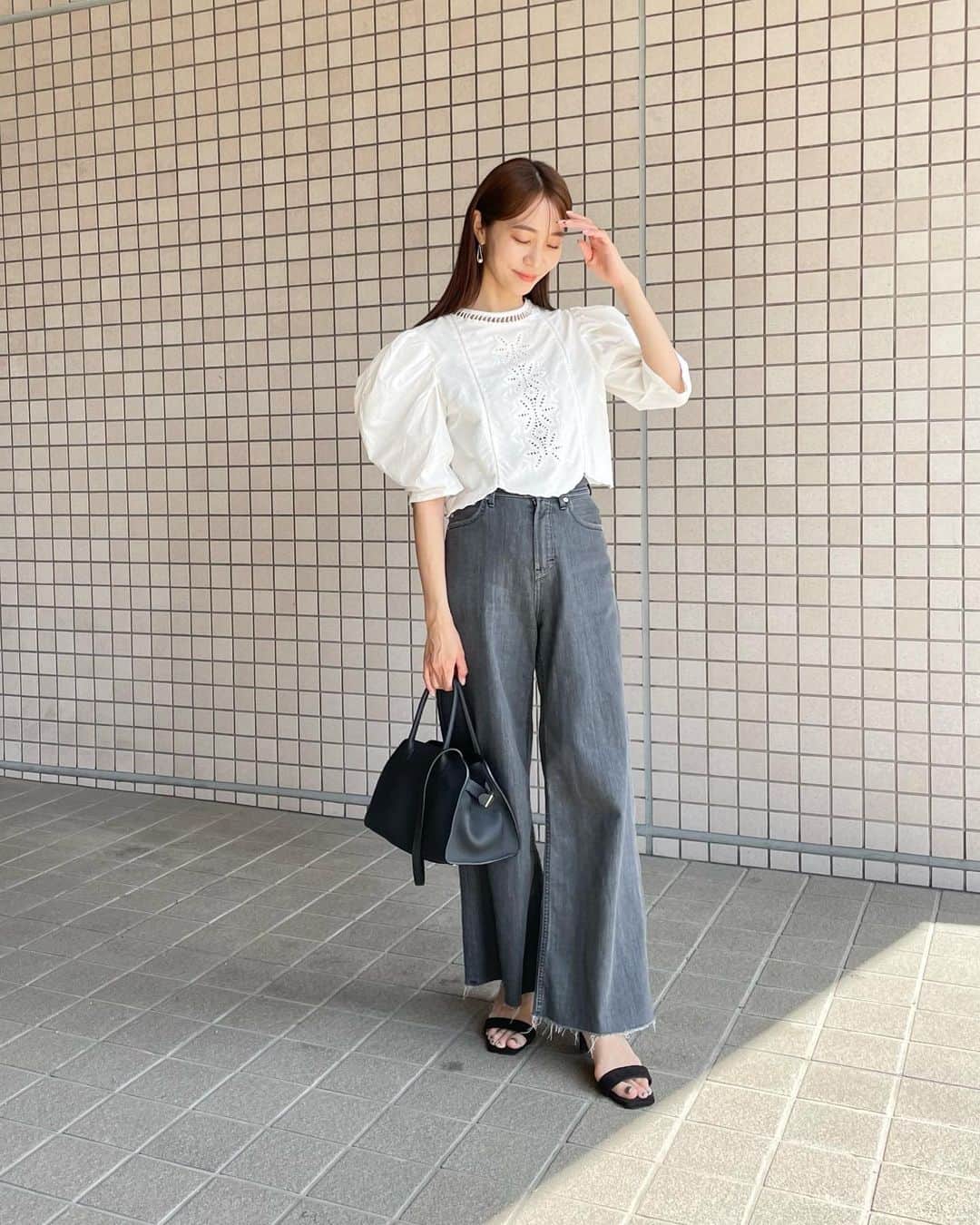 鈴木優美 のインスタグラム：「怒涛すぎて会いたい友達に会えなかった先日のコーデ😵 @casa_fline のコットンレースのブラウスに @yanuk_official のグレーワイドデニム👖🤍 区役所に行ってサクッと母ランチが幸せでした🍴 . 今週もあっという間だったなぁ。 今日も生きていることに感謝して、とにかく前進あるのみ！！！✨ 週末は娘の誕生日🎂👧🏻 . . . . . . . . . #casafline #yanuk #therow #gu #h_jewelry #カーサフライン #ヤヌーク #ザロウ #ジーユー #エイチジュエリー」