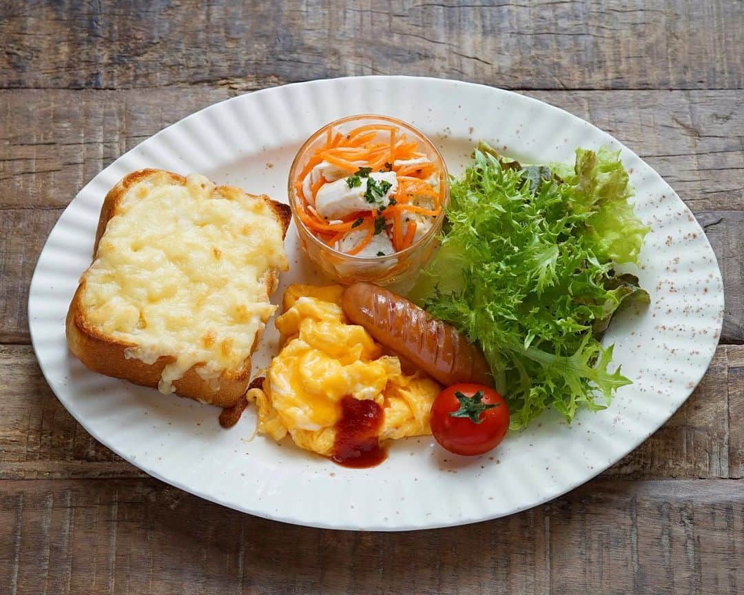 hirokoさんのインスタグラム写真 - (hirokoInstagram)「🌱2023.5.‪26（金）☁️ ✽.｡.:*・ﾟ #いつもの朝ごはん ⁡ シンプルな#チーズトースト 昨日の人参ラペにゆで鶏（むね肉）を合わせ レモンをギュ〜っと絞ったサラダ🍋 ⁡ menu📝 ▪︎ チーズトースト ▪︎ スクランブルエッグ・シャウエッセン ▪︎ ゆで鶏と人参ラペのレモンサラダ ▪︎ レタス・ミニトマト ⁡ ⁡ ⁡ ........The end 🍴☕️ #hiroponの朝ごはん #hiroponのワンプレートごはん #朝ごはん #todaysbreakfast #朝ごパン #朝時間 #朝食 #モーニングプレート #breakfast #ワンプレート朝ごはん #パンのある暮らし #パン大好き #おうちごはん #おうちごはんLover #おうち時間 #フーディーテーブル #マカロニメイト #バランスの良い食事 #カフェ風モーニング #パンスタグラム #snapdish #macaroni #lin_stagrammer #locari_kitchen ・」5月26日 9時32分 - hiropon0201