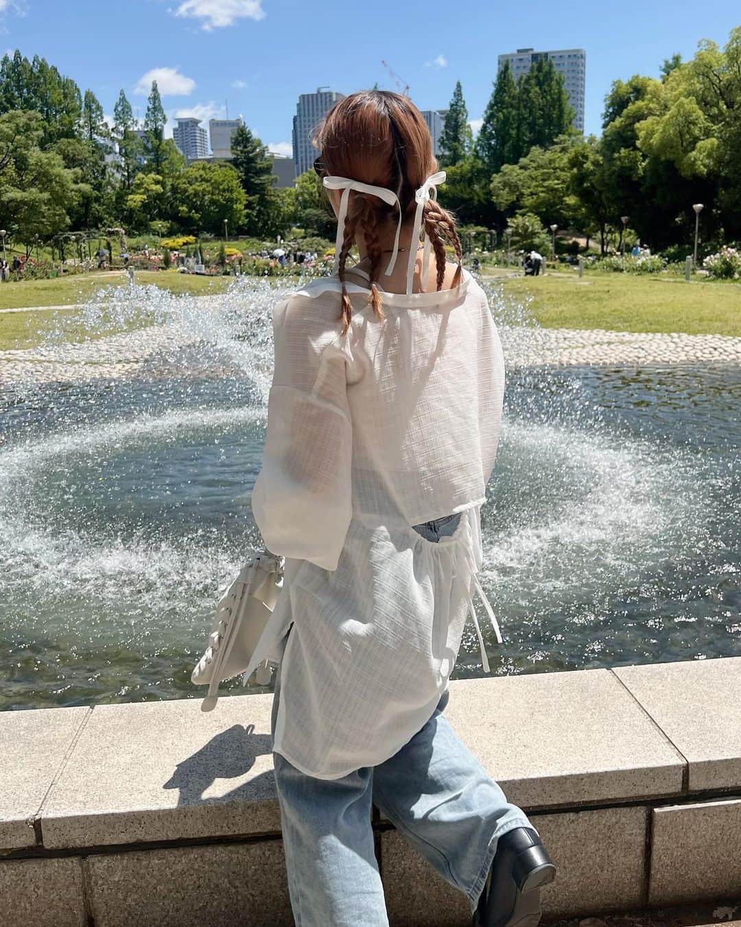 安中芙美のインスタグラム：「. 都会に突如現れる靱公園♡ 時々来る癒やしの場所になってる  やっぱり緑がいっぱいあると気持ちい🐕🪷  土日の大阪POPUPの会場からも 近いので是非靱公園のバラ園あたりでのんびりしてみて🦥 ヒーリング効果抜群です🌿  POPUPの詳細は @jumelle_jp をチェック🫶」