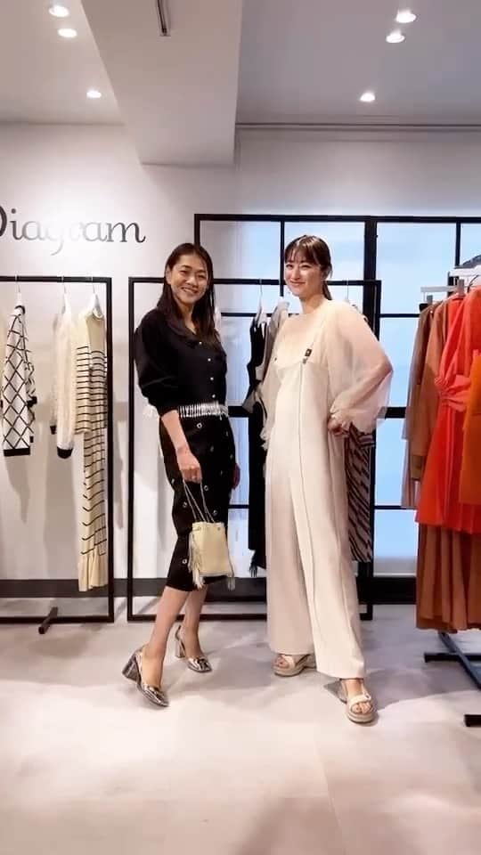 前田ゆかのインスタグラム：「@graceclassofficial   2023ＡＷ展示会へ行ってきました！  #graceclass  の#ツイードワンピース に#ボアコート をきて ウォーキング🤍 ふわふわのエコファーのコートに よく見るとダッフルコートの ボタン❗️遊びがあってかわいい✨✨✨  @diagramofficial  #diagram スケ感にパールのサスペンダーのサロペットが映えます❣️ ポイントに上品で可憐🤍 フリンジパールのカーディガンが可愛くてオーダーしました🤍  @maenorichang のりピン #マエピン でまたまたウォーキング👌 @maeyuka ゆかピン  クラシックと新鋭が融合するParisから インスピレーション受けたコレクション✨ ステキでした〜✨  #グレースクラス #ダイアグラム #2023aw #fashion」