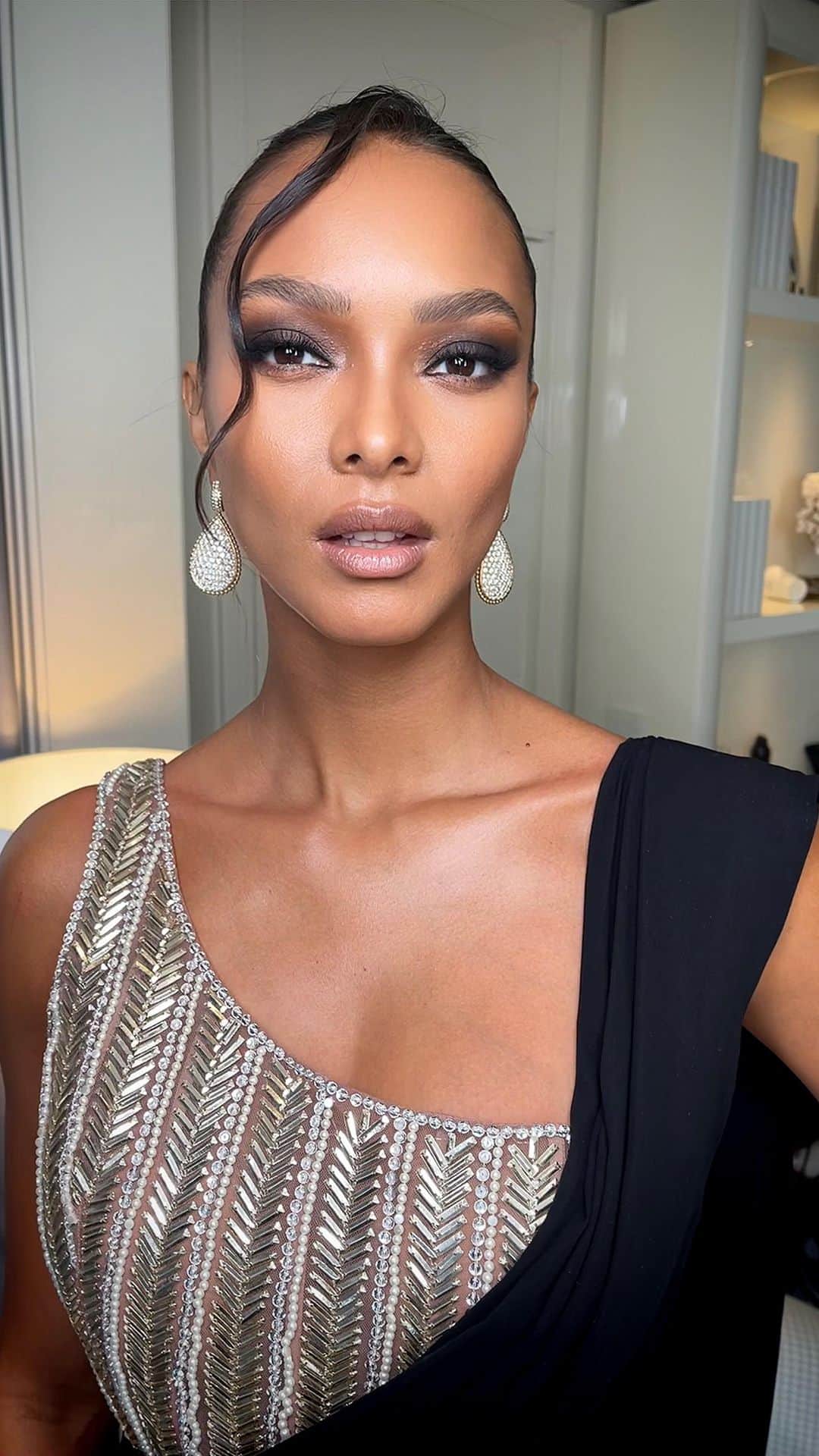 Carolina Gonzalezのインスタグラム：「🇫🇷L A I S🖤 Exquiste @laisribeiro for @amfar in #Cannes  Stylist @philippeuter  Hair @dimitrishair  Assisted by @paganihair  #MakeupbyMe @cgonzalezbeauty  #CGonzalezBeauty  #ArmaniBeauty  #BioEffect  #embracetheeffect    BREAKDOWN:    For Lais’s AMFAR look I was inspired by her dress and the sleekness of her hair. I created a polished finish for her skin and focused the drama on her eyes.   @bioeffectofficial Imprinting Hydrogel Mask  Micellar Cleansing Water  EGF Essence  EFG power Serum  Hydrating Cream   I prepped Lais’s by first cleaning with the Bioeffect Micellar Cleansing Water. I applied the Power Serum under the Bioeffect Imprinting Hydrogel Mask and left it on for 20 minutes. Finally, I applied the Hydrating Cream as the last step before makeup.    @armanibeauty  Luminous Silk Concealer 7  Luminous Silk Foundation 8, 8.75  Luminous Glow Setting Powder 8, 11.5  Luminous Silk Glow Blush 30  Lip Ectasy 202  Eye Tint 36, 99  Smooth Silk Eye Pencil 4  Eyes To Kill Mascara Classico」