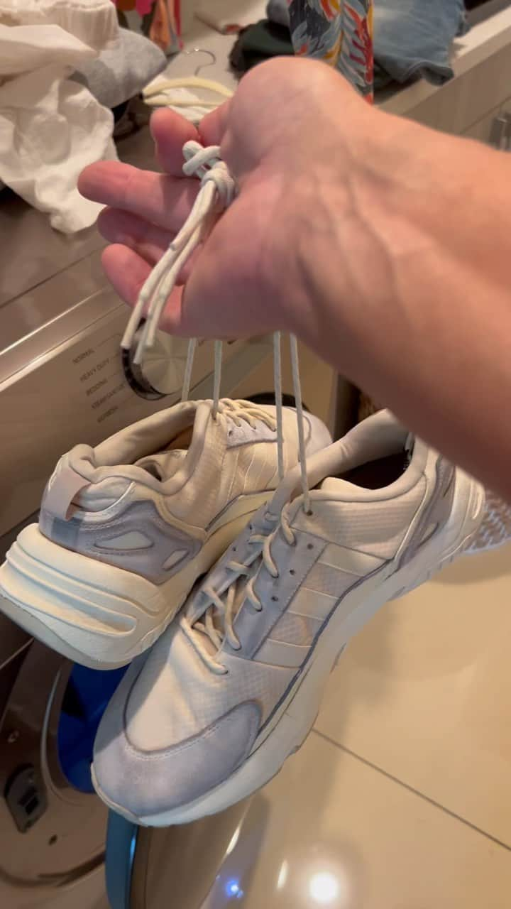 ジョン・バロウマンのインスタグラム：「Dry your Sneakers/Trainers without ruining them. You’ll thank me later. #housework #palmsprings #trendingreels #trendingaudio #tips #fun #laundry #lifehacks #lgbtq #lgbtqia #drag #love #gay #samsung #dryer」