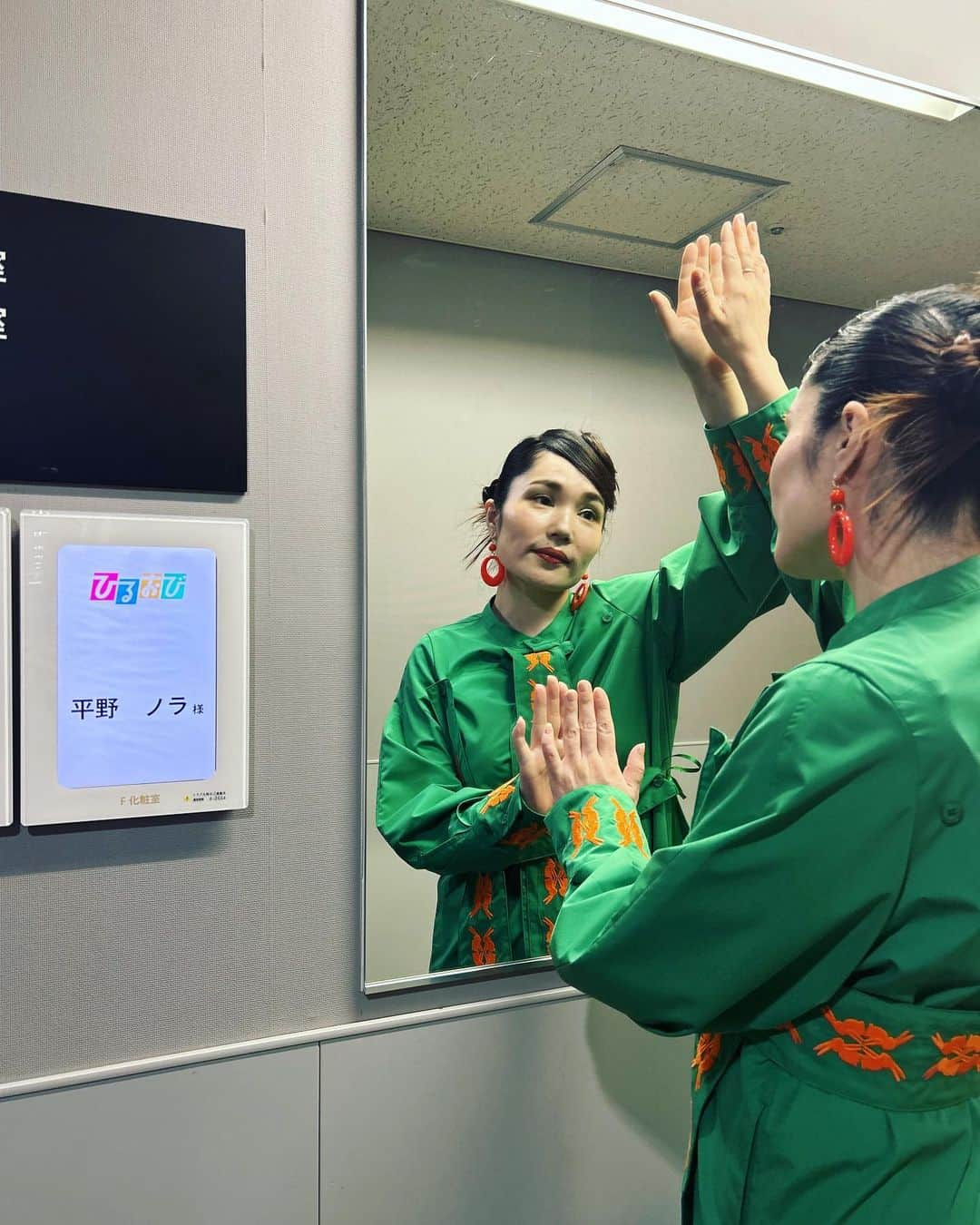 平野ノラさんのインスタグラム写真 - (平野ノラInstagram)「この後、TBS『ひるおび』 生放送💚  衣装当てクイズ正解は3番！ 当たりましたか？ ヤッピーグリーンでうれCCガールズ💚💚  コメントありがとバブリー💚💚💚  #ひるおび #この後生放送 #平野ノラ #ノラの衣装はなんでしょね #全身はストーリーから」5月26日 9時54分 - noranoranora1988