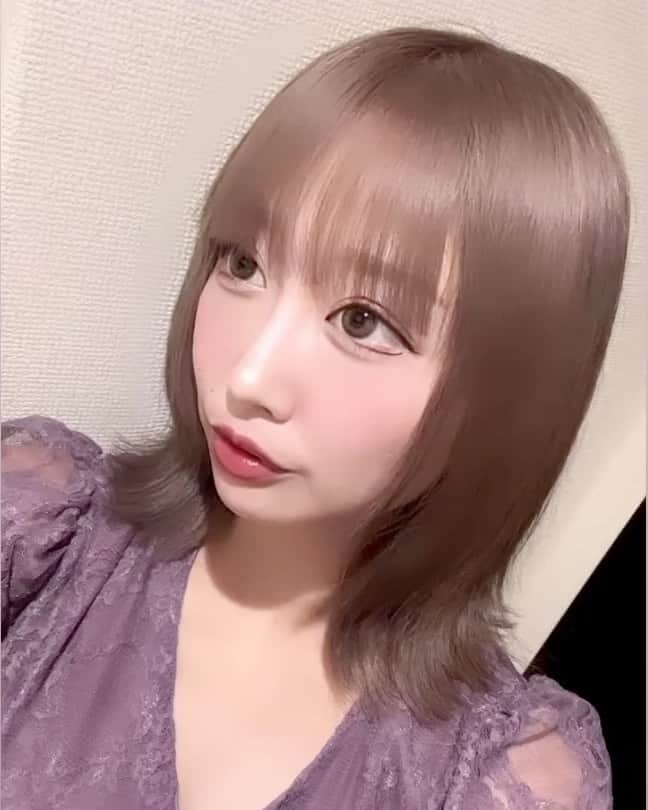 若月雅のインスタグラム：「. イメチェン＼(^^)／ 15cm髪切って、カラーして トリートメントして、ちゅるん✨ . . #ラテグレージュ #ケアブリーチ　 #外ハネミディアム  #美容院　#カラー」