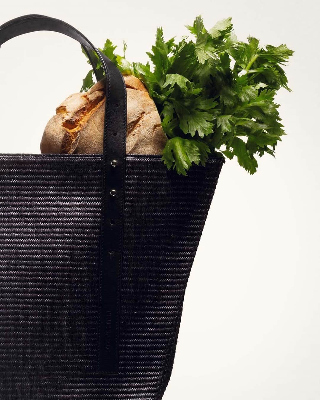 トラサルディさんのインスタグラム写真 - (トラサルディInstagram)「This season’s accessories collection introduces a new summer bag line, the Raffia. Available as a bucket bag or a shopping tote, its tactile design hints at a natural, organic mood, with textures that recall raw raffia palms. ⁣ Now in stores.⁣ #TRUSSARDISS23」5月26日 1時00分 - trussardi
