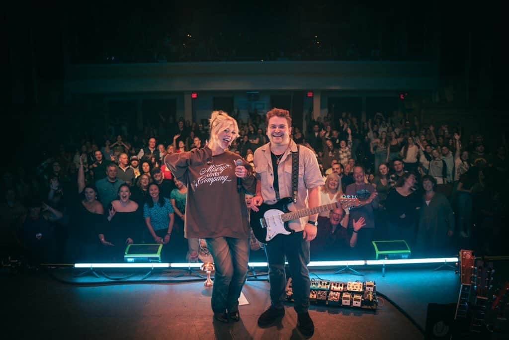ローレン・グレイのインスタグラム：「I’m SO excited to tell you Feelings (Can I Be Honest) with @loren is OUT NOW! It’s been so fun getting to sing this together every night on tour and it was a blast to work on this fun new version of the song. Listen at the link in my bio - I cannot wait for you to hear it!」