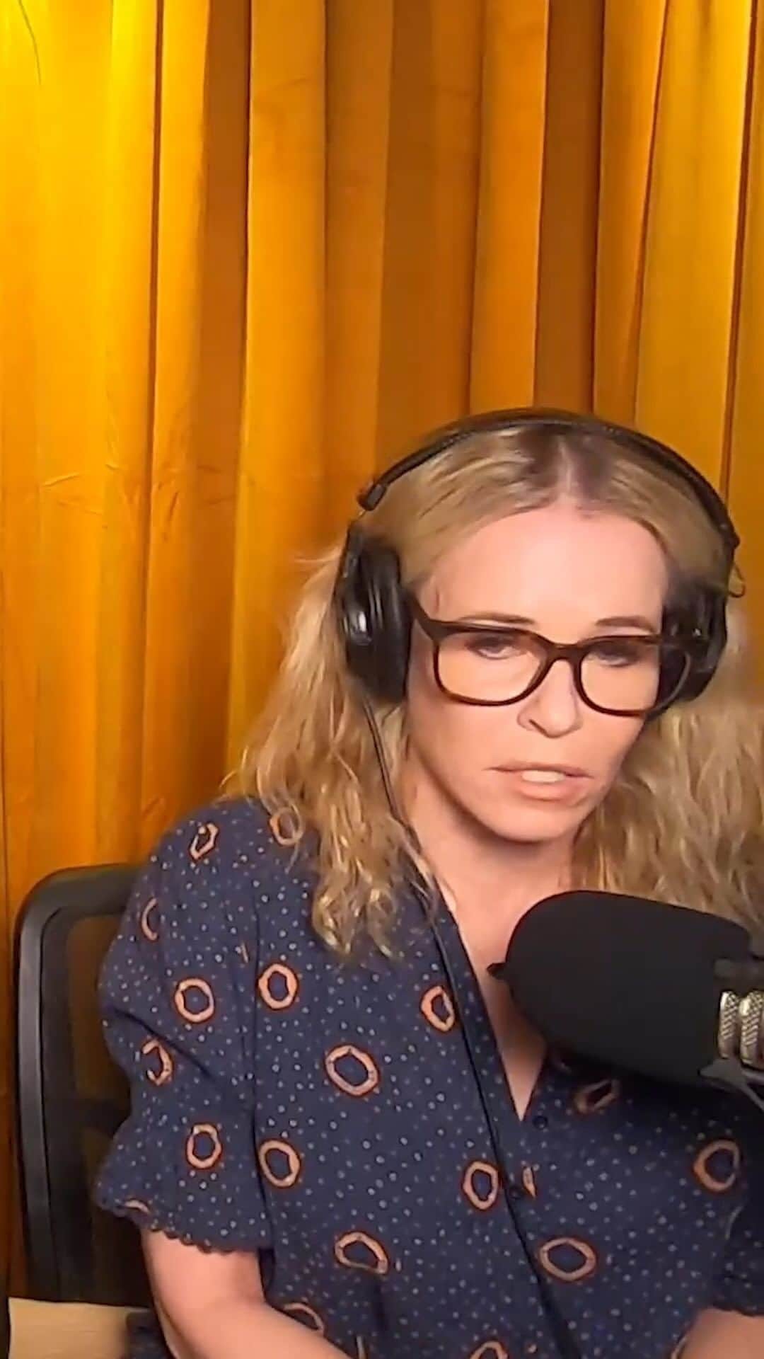 チェルシー・ハンドラーのインスタグラム：「How long are you supposed to watch your friend have a dead end affair with a married man before dipping? New episode of Dear Chelsea out now.」