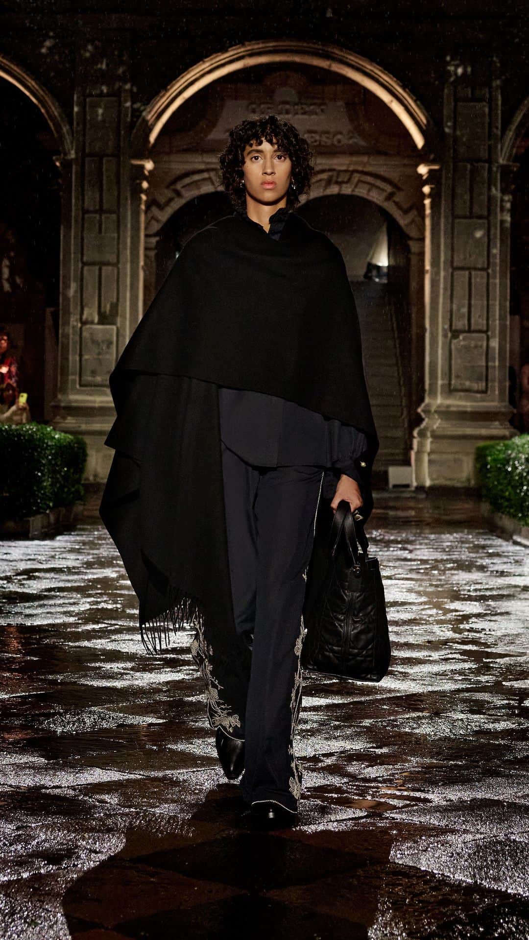 LVMHのインスタグラム：「For its Cruise 2024 collection shown in Mexico, @dior celebrates the emblematic figure of Frida Kahlo.   For this new line, @mariagraziachiuri has once again forged strong ties with local artisans who have excelled. Their expertise shines with original embroideries, co-creations crafted with their ateliers, adorning notably dresses and shirts.   #LVMH #Dior」