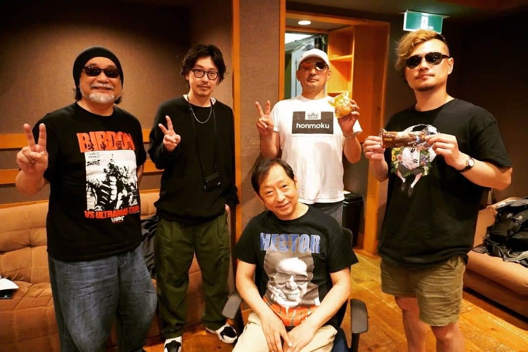 クレイジーケンバンド【公式】のインスタグラム：「本日もスタジオにて作業しておりました！ お集まりいただいた皆様のおかげでより良い音へと変貌しております...！  @eitetsu_takamiya さん、@gurasanpark さん、遅い時間までありがとうございました！  by staff  #ckb #crazykenband  #クレイジーケンバンド #dutchmamastudio  #横山剣」