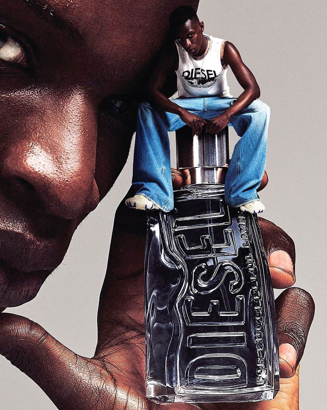 ディーゼルのインスタグラム：「Smells like you.   D by Diesel is our first all-gender fragrance, a bright, summery blend of bourbon, Madagascar vanilla and lavender that create a natural, comfortable scent. The refillable glass bottle appears crumpled, as if it’s been squeezed by a fist.    Shop #DbyDiesel at the link in bio.   #ForSuccessfulLiving」