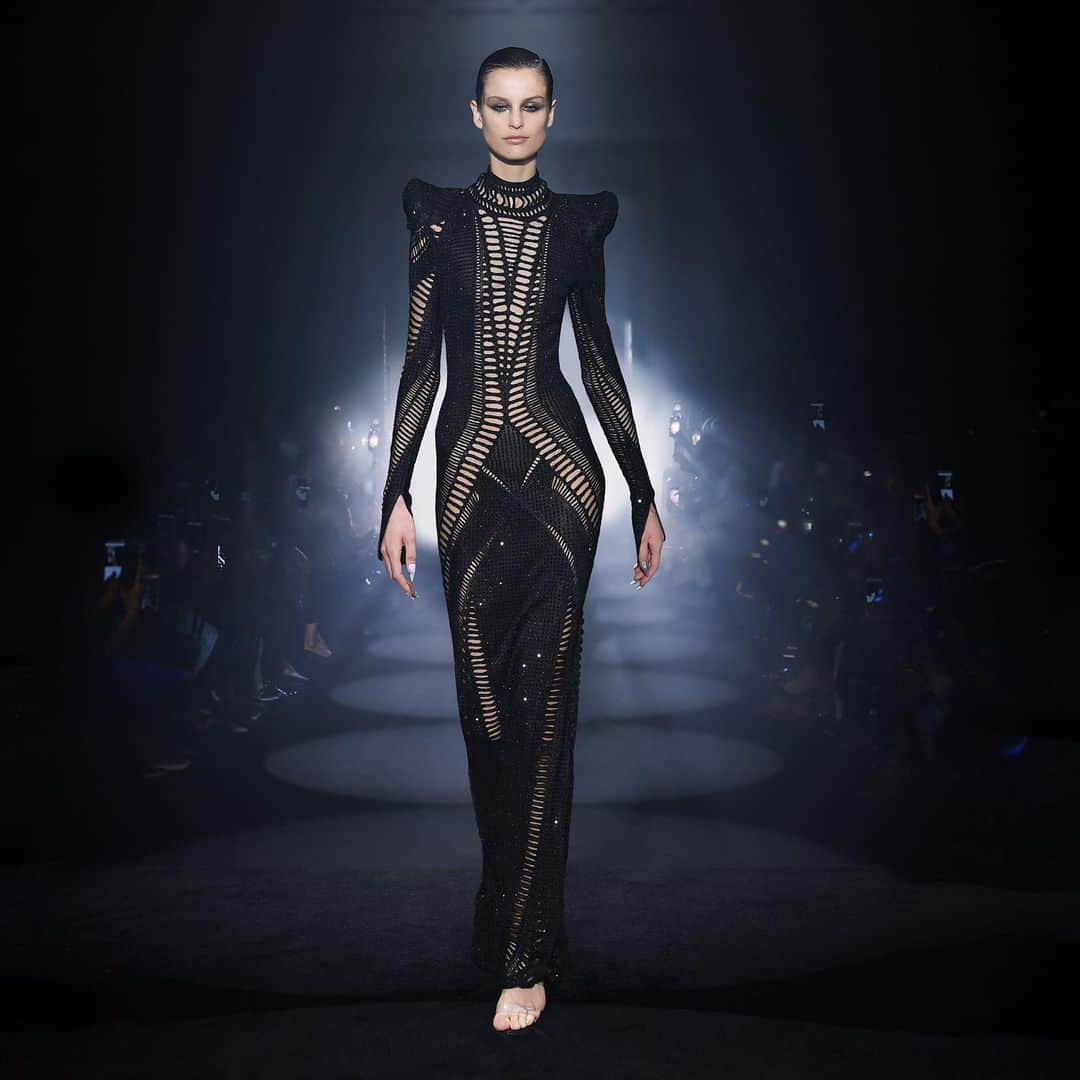 ジュリアンマクドナルドのインスタグラム：「Captivating the audience with a divine poise and magnetism, a celestial deity graces the catwalk in a fully beaded complex graphic lace and knit intarsia gown, molding her physique with thousands of faceted smoked and jet Swarovski micro-crystals.  Big thank you to all who contributed to a successful JxG AW24 show  Styling: @karlplewka Makeup: @wendyrowe Hair: @sammcknight1 Nails: @glitterbels Shoes: @charkviani Belts: @jivomir.domoustchiev Tanning: @cocoandeve Production: @mybeautifulcity Music: @djsmokinjo Casting: @angusctmunro Movement Direction: @officialroyston  PR: @purplepr Official Sponsor: @weshopsocial」