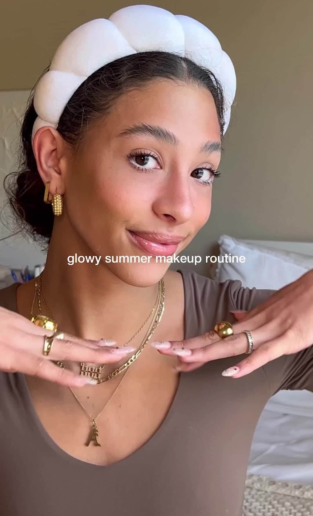 Amazonのインスタグラム：「Get ready to shop the Amazon Summer Beauty Haul event May 25 - 26. Get $10 when you spend $50+ on all your favorite beauty products! 🎥: @alyssasheill」