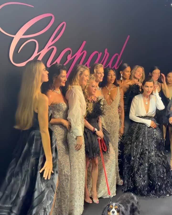 のインスタグラム：「GIRLS LIKE TO HAVE A FUN 😉🤍💫  @CHOPARD SHOW 🤍 CAROLINE COUTURE 🤍 RED CARPET COLLECTION🤍  SUCH AN HONOR TO BE WITH ANGEL @CHOPARDBYCAROLINE AND HER ANGELS DURING THIS HISTORICAL MOMENT.  @naomi, @helenachristensen, @evaherzigova, @natasupernova, @catrinelmarlon, @marthahunt, @cindybruna, @Shaninamshaik, @emmathynn, @loujainaj & @linazhanglina.  Front and #BehindTheScenes 💫💫💫」