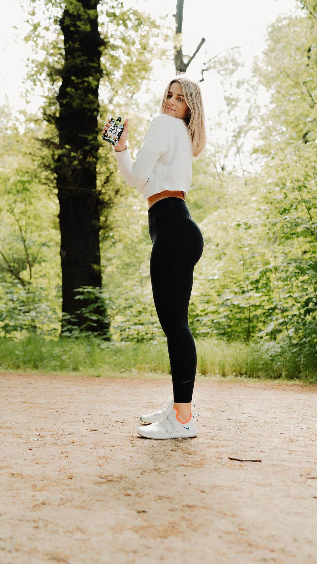 エイドリアン・コレシャのインスタグラム：「Anzeige | Ich gehe wieder laufen 🥳. Wie? 30 Sekunden laufen, 45 Sekunden gehen, 20 Minuten lang. Ziel nach meinem 2. Bandscheibenvorfall: einfach 5 km oder 30 Minuten am Stück durchhalten, ohne Rückenbeschwerden. Partner an meiner Seite (in Planung irgendwann 10 km 🤪) ist die Endurance Line @biotechusa_de. Kennt ihr die schon? Da gibts u.a. Energy Gel, Recovery Gel und alles mögliche für eure Performance. Kind regards, Adrienne (bald Läuferin). Ach und bevor ich es vergesse, es gibt wieder 15 % auf alles online bei #biotechusa mir ADRIENNE15. 🌈🦖🫶🏼🏃🏼‍♀️」