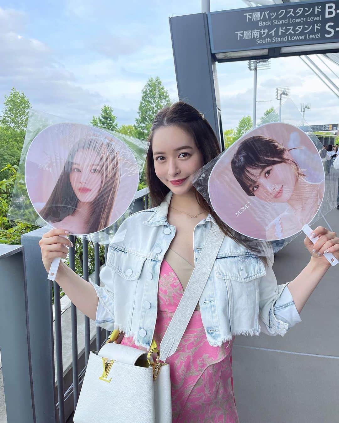 野崎萌香のインスタグラム：「初のアリーナツアーから ずっと追いかけてる🌞🍑💜🐰  大好きな　@twicetagram 💗💗💗  気持ちいい風に吹かれながら 初のスタジアムツアー🏟♥️♥️♥️  9人の笑顔を見れて感無量👏🏻✨  楽しんでそこに居てくれて、 ただそんな姿が尊くて それだけでこっちまで笑顔にしてくれる！  推し活って最高だ。。。。  Liveも素晴らしすぎて大感動でした🚀🎆💖」