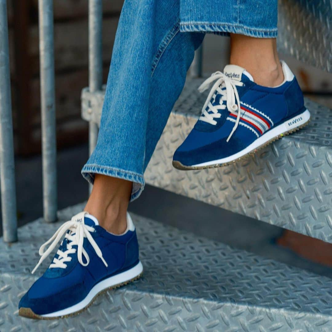 シービーズのインスタグラム：「📢 IT'S A GIVEAWAY 📢  We're giving you the chance to win a pair of our best-selling Royal Runners for yourself and two friends. See how to enter below! 👟   👉 Follow @seavees  👉 Like this post 👉 Tag 2 friends in the comments  Good Luck! 🤞  *Giveaway ends at 6 PM PST on 5/31/23. The winner will be randomly selected & contacted via DM in the coming days. Open to US residents only. The contest is not affiliated with Instagram.  #giveaway #contest #explore」