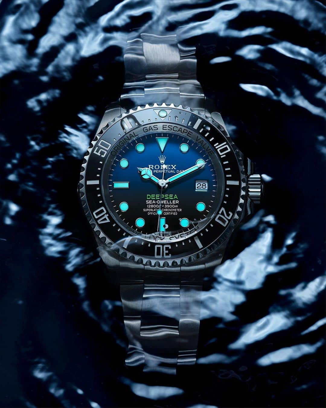 rolexさんのインスタグラム写真 - (rolexInstagram)「The watch of the deep. The Rolex Deepsea is waterproof to 3,900m/12,800ft and features a D-blue dial with large Chromalight hour markers and hands, ensuring excellent legibility in the darkest depths. Equipped with a helium escape valve and the exclusive Ringlock system, the Rolex Deepsea illustrates Rolex’s expertise in waterproofness. #Rolex #RolexDeepsea #101031」5月26日 1時30分 - rolex