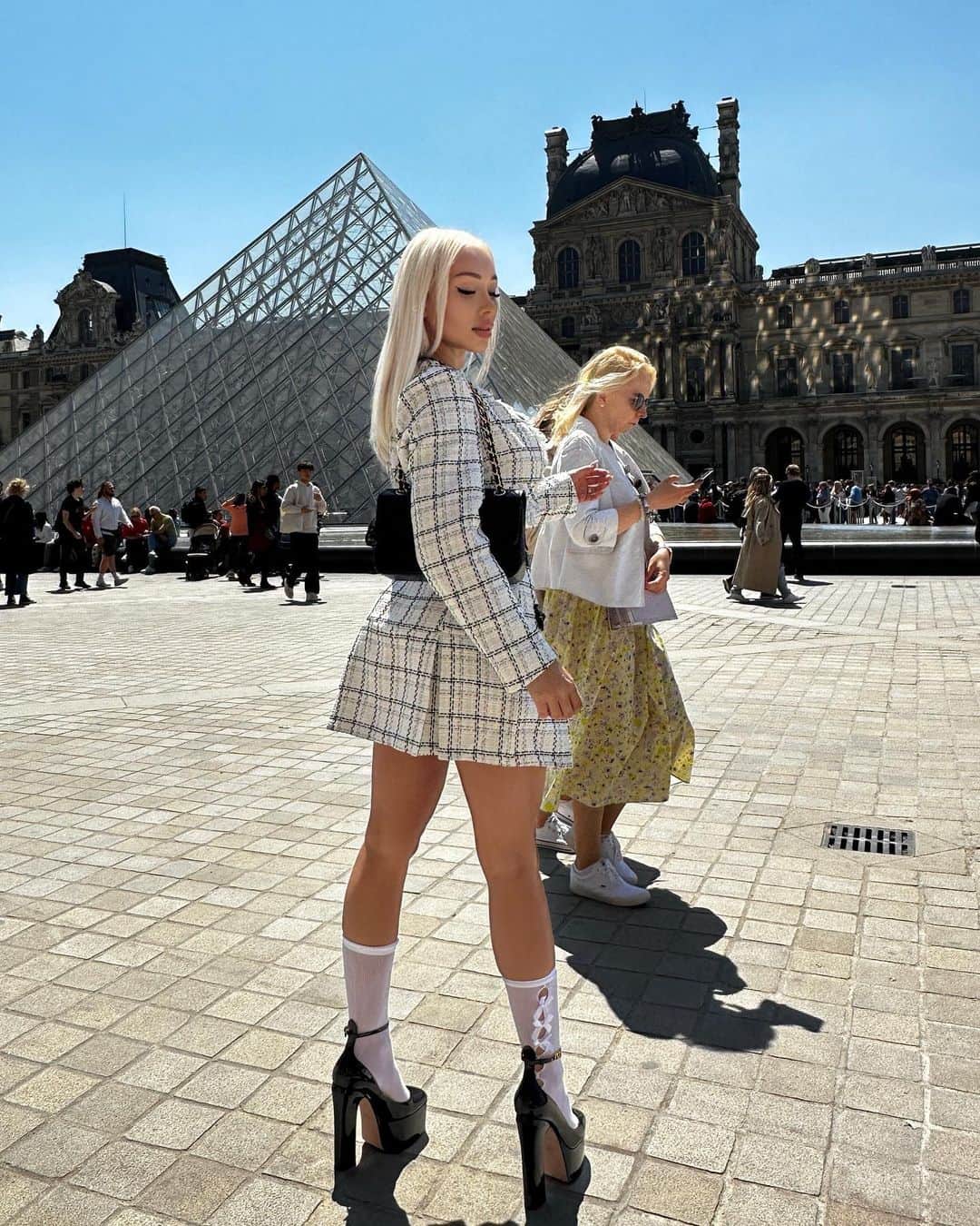 ダニエラ・チャベスさんのインスタグラム写真 (ダニエラ・チャベスInstagram)「Bonjour, Cuál es tu Fav