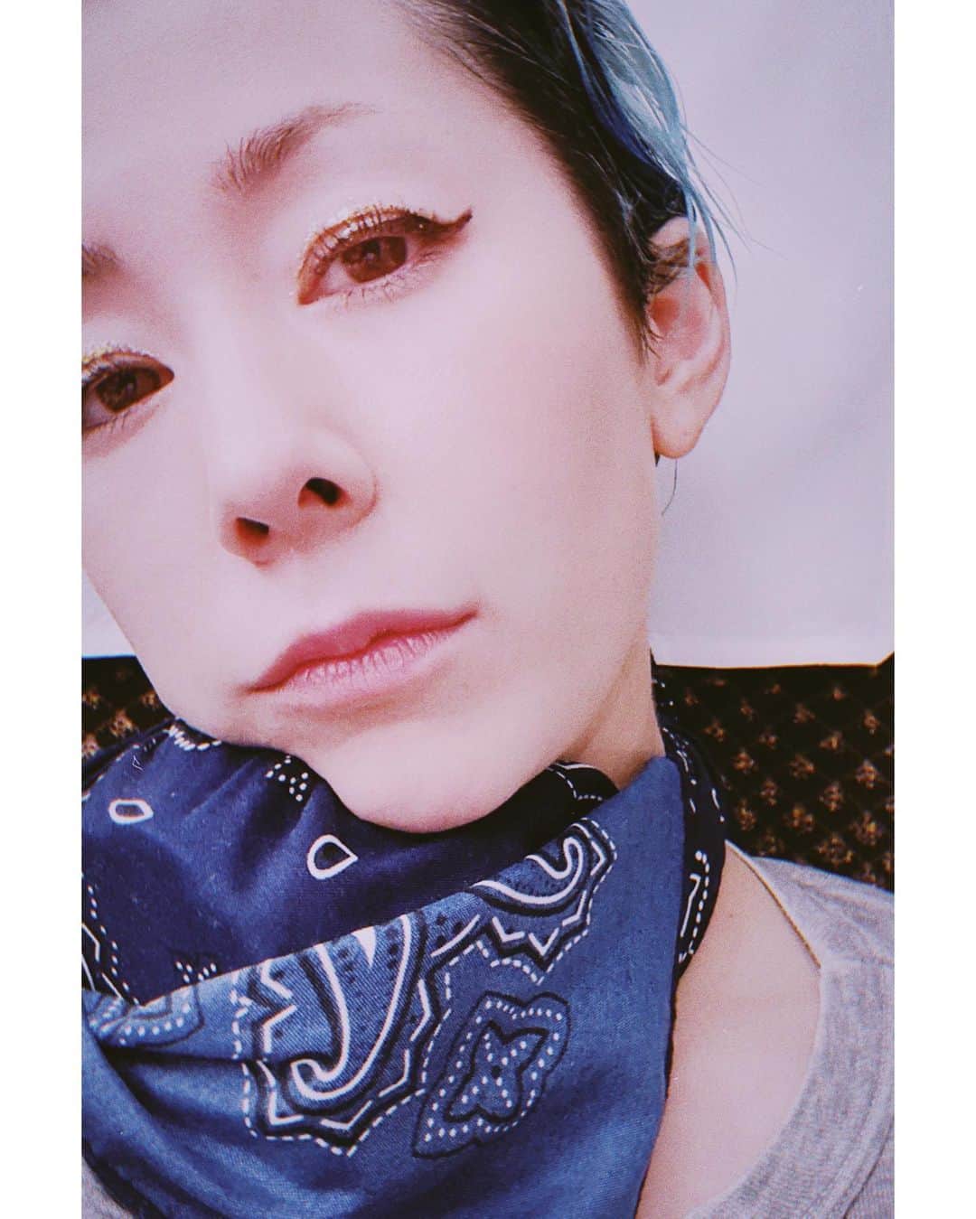 木村カエラのインスタグラム：「5/25は大阪　梅田クアトロでLIVEでした。 THANK U.SOLD OUT!! そして、とても幸せな時間をありがとう。 本当に幸せで楽しい時間は、次の日目が覚めた時に、まるで夢だったかのように思う。 きっと明日もそうなるはず。 それほど尊くて、美しい思い出がまた一つ、このツアーでできました。  たのしかったなぁ。  最終の新幹線に乗らなくては行けなくて、21時には会場を出なくてはならないのに、 20：50までLIVEをしてた😂 そのあとはメイクも落とさず、猛ダッシュで駅へ。 まだ興奮してるよ。 ありがとう。 次は名古屋！  大阪、また感想書きます🥰 おやすみ。❤️ LOVE YOU.  2023年6月7日(水)　愛知 NAGOYA CLUB QUATTRO 開場18:15　開演19:00」