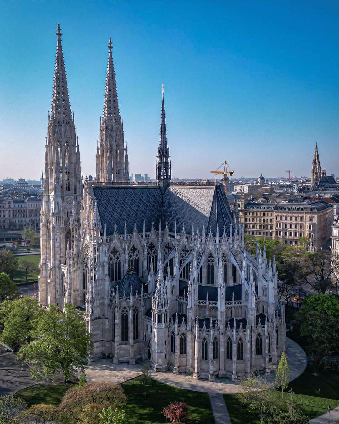 Wien | Viennaのインスタグラム：「Did you know? 🧐 Votive Church measures 99 metres in height and therefore makes it Vienna’s second tallest church. ❤️ by @manuel.k_fotografie #ViennaNow  #vienna #wien #wienliebe #vienna_austria」