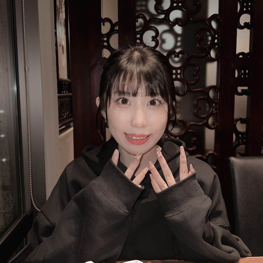のインスタグラム：「初めての火鍋体験🫕  食べたことがない食べ物に心奪われるこの頃。ピンクの平茸、お肉みたいで最高だった👍👍」