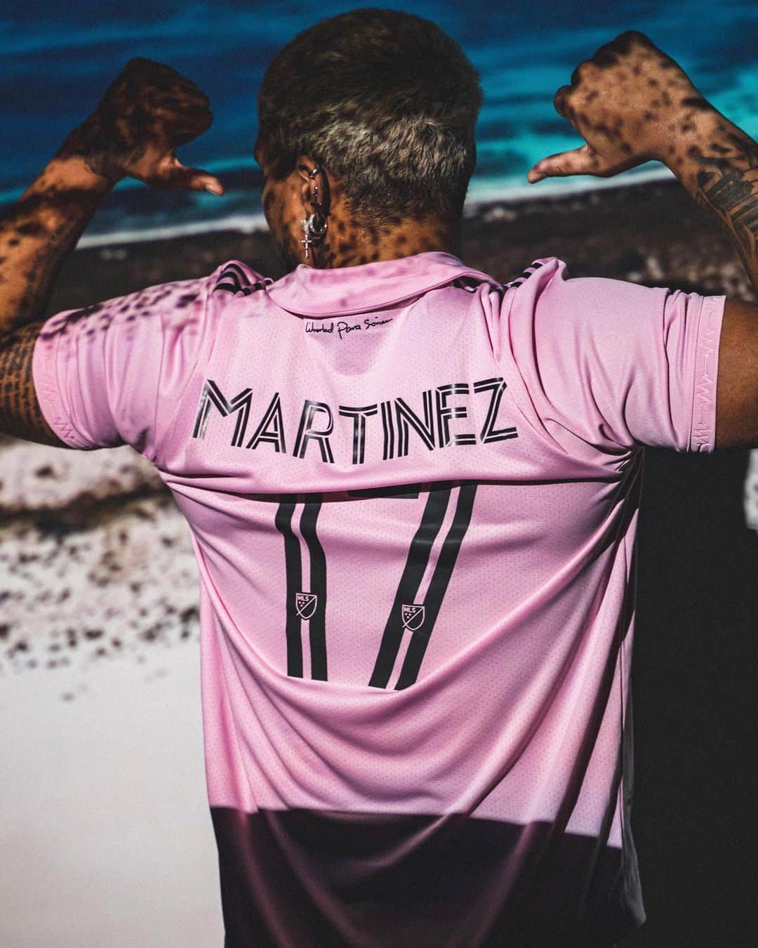 ホセフ・マルティネスのインスタグラム：「🚨Martínez Giveaway🚨  ¡Participa ahora para ganarte una camiseta firmada por Josef Martínez para celebrar que su camiseta es la 6ta en la lista de las más vendidas de la MLS!  Como participar:  ✅ Sigue a @intermiamicf & @josefmartinez17  ✅ Dale like a este post ✅ Menciona a 3 amigos en los comentarios  El sorteo finaliza el proximo viernes y el ganador será contactado vía DM.」
