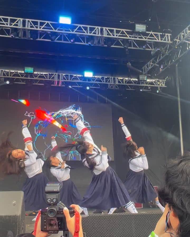 のインスタグラム：「HEAD IN THE CLOUDS NEW YORK☁🗽🇺🇸 @hitcfestival  <AG! SETLIST> 1. Seishun wo kirisaku Hadou 2. 最終人類 (Final Humanity) 3. Otona Blue 4. Giri Giri 5. Pineapple Kryptonite Special MIX 6. 試験前夜(Night before the Exam) 7. NAINAINAI  and,  FINALE Lazy Susan (Rich Brian, Warren Hue, MILLI & ATARASHIIGAKKO!)🔥🔥  #HITCNY at Forest Hills Stadium, New York 🇺🇸  Thankyou @88rising !」