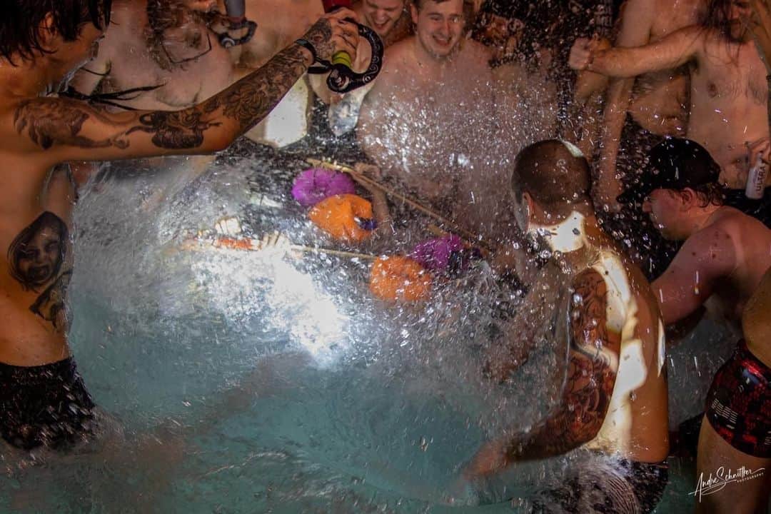 ハーマン・リさんのインスタグラム写真 - (ハーマン・リInstagram)「Fun times on @70000tons cruise with @aliciavigil!  Were any of you in this hot tub with us👀   📸: Andre Schnittker」5月26日 2時04分 - hermanli