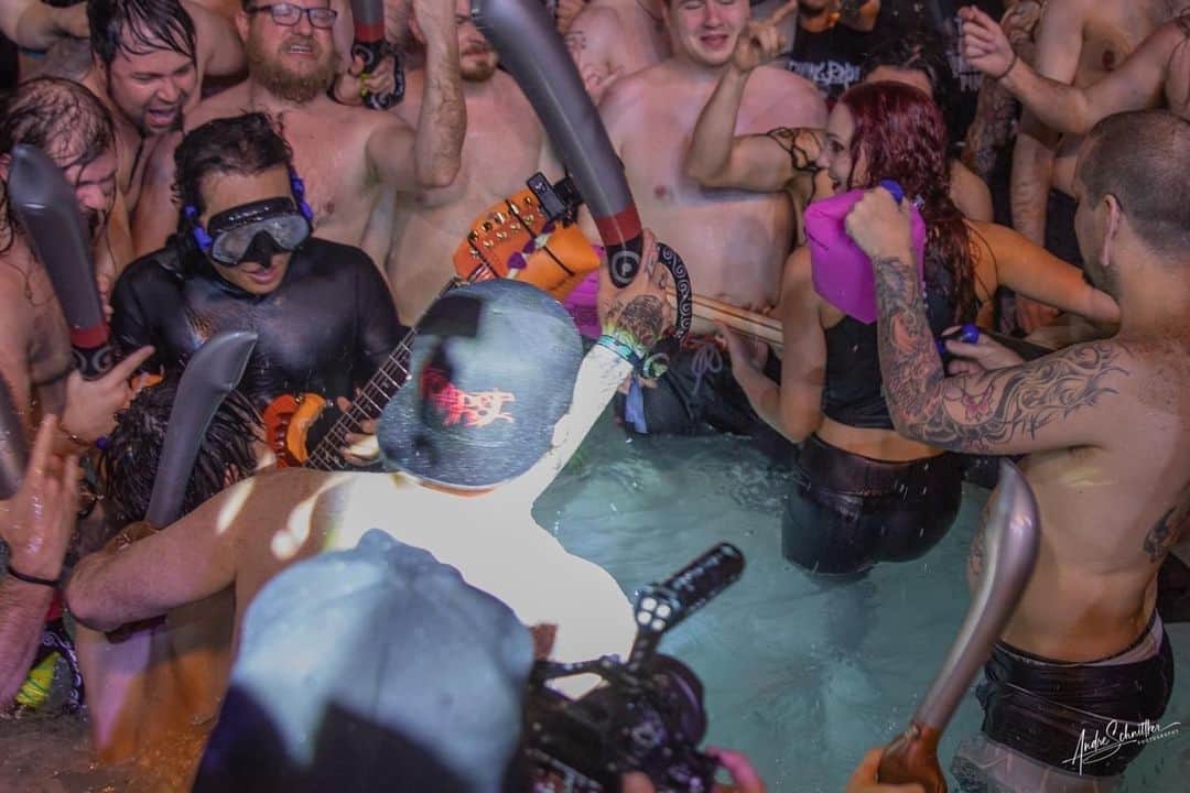 ハーマン・リさんのインスタグラム写真 - (ハーマン・リInstagram)「Fun times on @70000tons cruise with @aliciavigil!  Were any of you in this hot tub with us👀   📸: Andre Schnittker」5月26日 2時04分 - hermanli