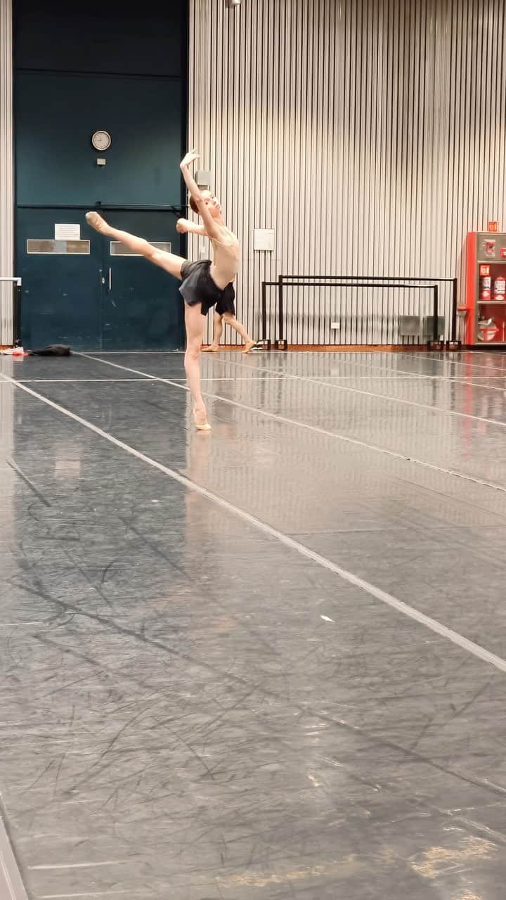マリア・コーレワのインスタグラム：「So grateful for studio time at Teatro Colon ❤️ Thank you so much Roberto Zamorano for giving so much inspiration during your classes!!  Я так благодарна за время, которое могу проводить в репетиционном зале в Театро Колон ❤️ Большое спасибо Роберто Заморано за чудесные балетные классы по утрам!!」