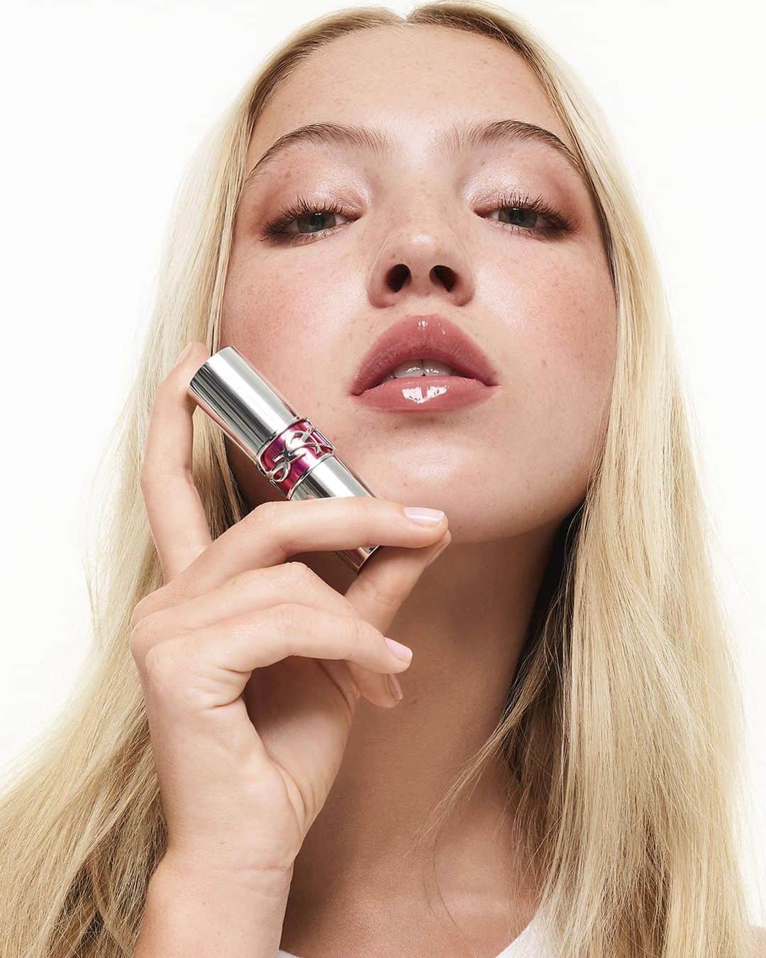 Yves Saint Laurent Beautyさんのインスタグラム写真 - (Yves Saint Laurent BeautyInstagram)「@LilaMoss uses ROUGE VOLUPTÉ CANDY GLAZE for an elevated lip look this summer. With a supercharged formula infused with hyaluronic acid, vitamin E and Moroccan pomegranate extract sourced from the YSL Beauty Ourika Community Gardens, this shine knows no limits.   ROUGE VOLUPTÉ CANDY GLAZE N°15  #YSLBeauty #CandyGlaze #LilaMoss」5月26日 2時03分 - yslbeauty