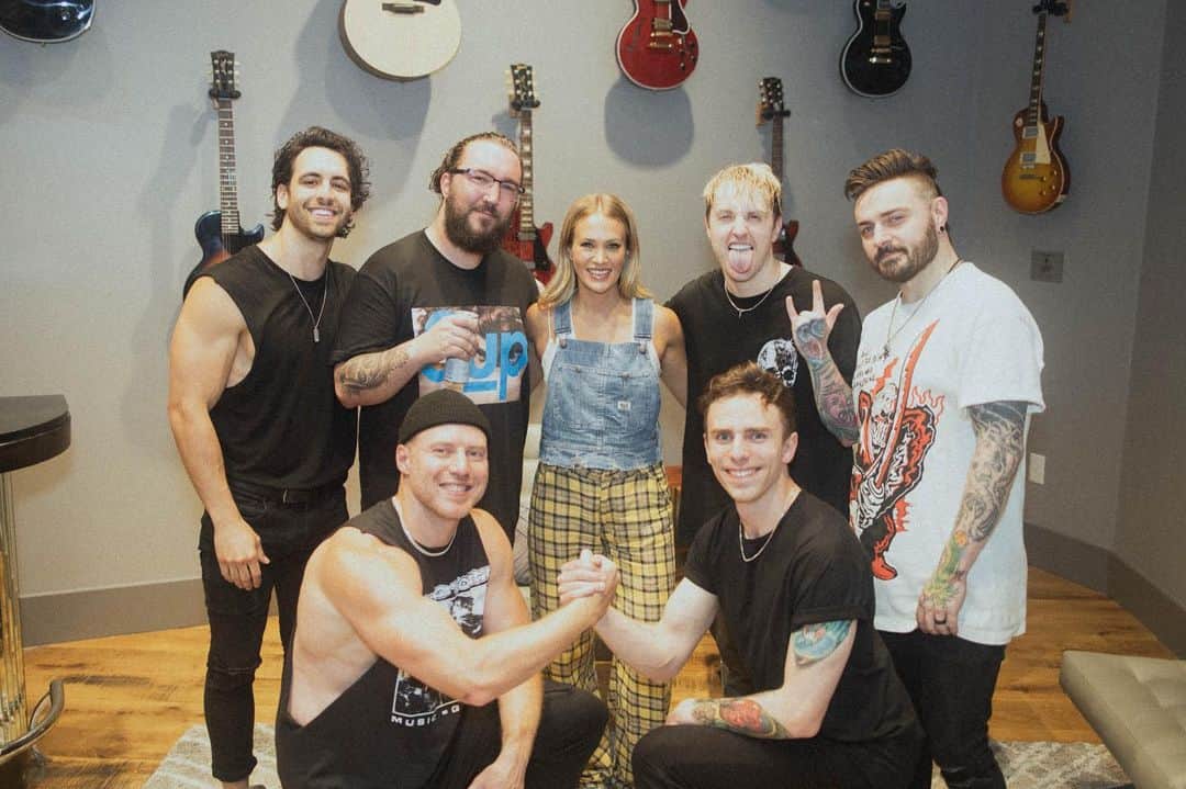 キャリー・アンダーウッドのインスタグラム：「These guys rock (and are sweethearts)!! Thanks for having me out at the @firstbankamp @iprevailband !!! Good luck on all the upcoming shows! Can’t wait to see you again!!!」