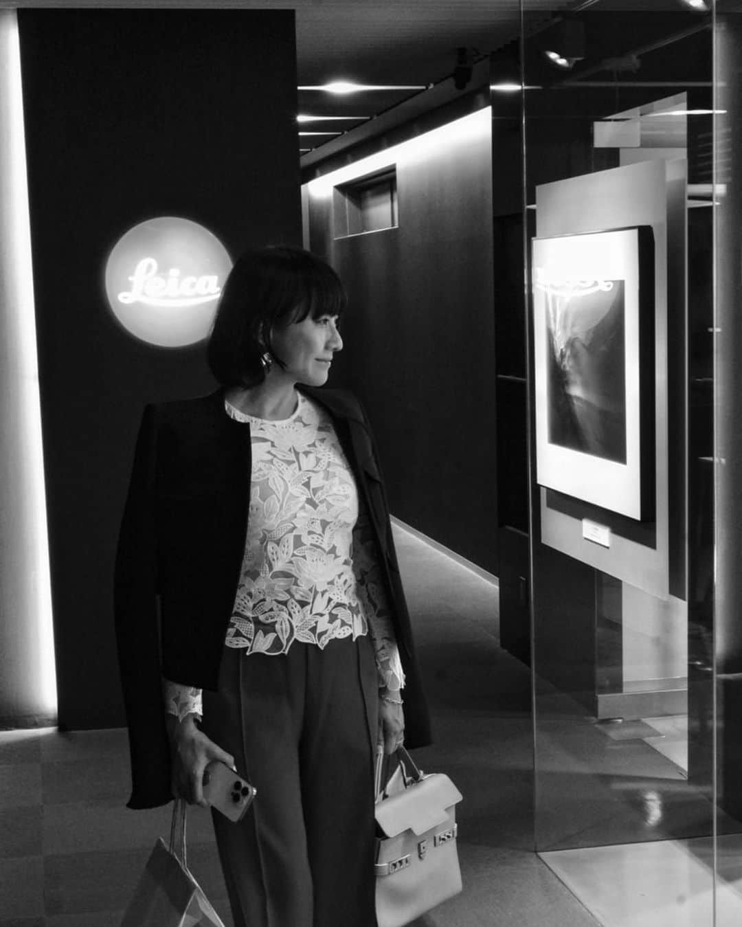 風間ゆみえのインスタグラム：「写真家、野村誠一さんの個展最終日に滑りこみ☺️🤲  #ライカ銀座ギャラリー」