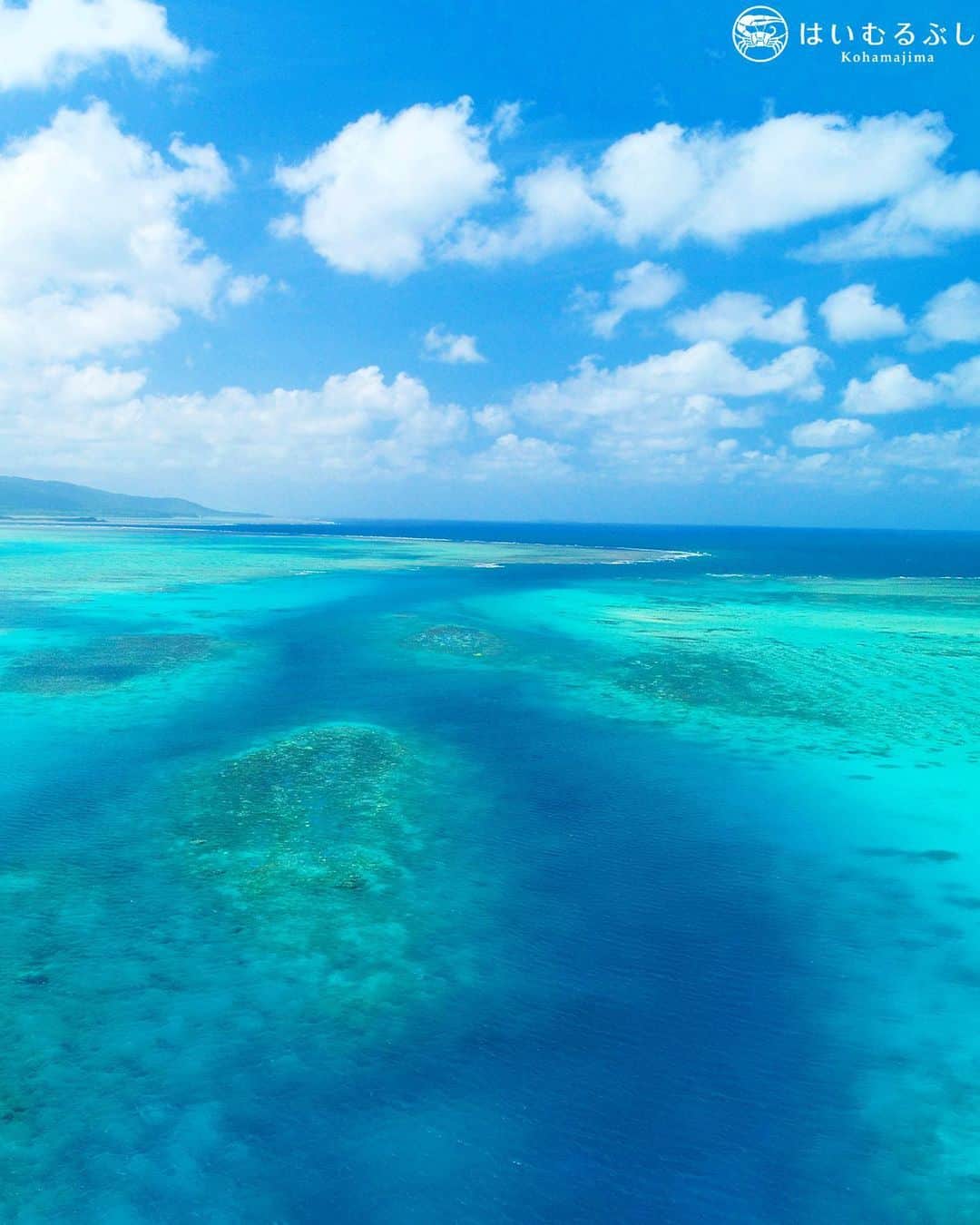 HAIMURUBUSHI はいむるぶしさんのインスタグラム写真 - (HAIMURUBUSHI はいむるぶしInstagram)「小浜島・はいむるぶしから癒しの風をお届けします。 小浜島と嘉弥真島の間に流れる水道。 瑠璃色の外洋へと続く「海の道」。 青い世界に癒される八重山の夏をお楽しみください。 #沖縄 #八重山諸島 #離島 #旅行 #サンゴ礁 #海 #景色 #夏 #小浜島 #リゾート #ホテル #はいむるぶし  #japan #okinawa #island #travel #summer #beautiful #scenery #coral #sea #resort #haimurubushi」5月26日 2時07分 - haimurubushi_resorts
